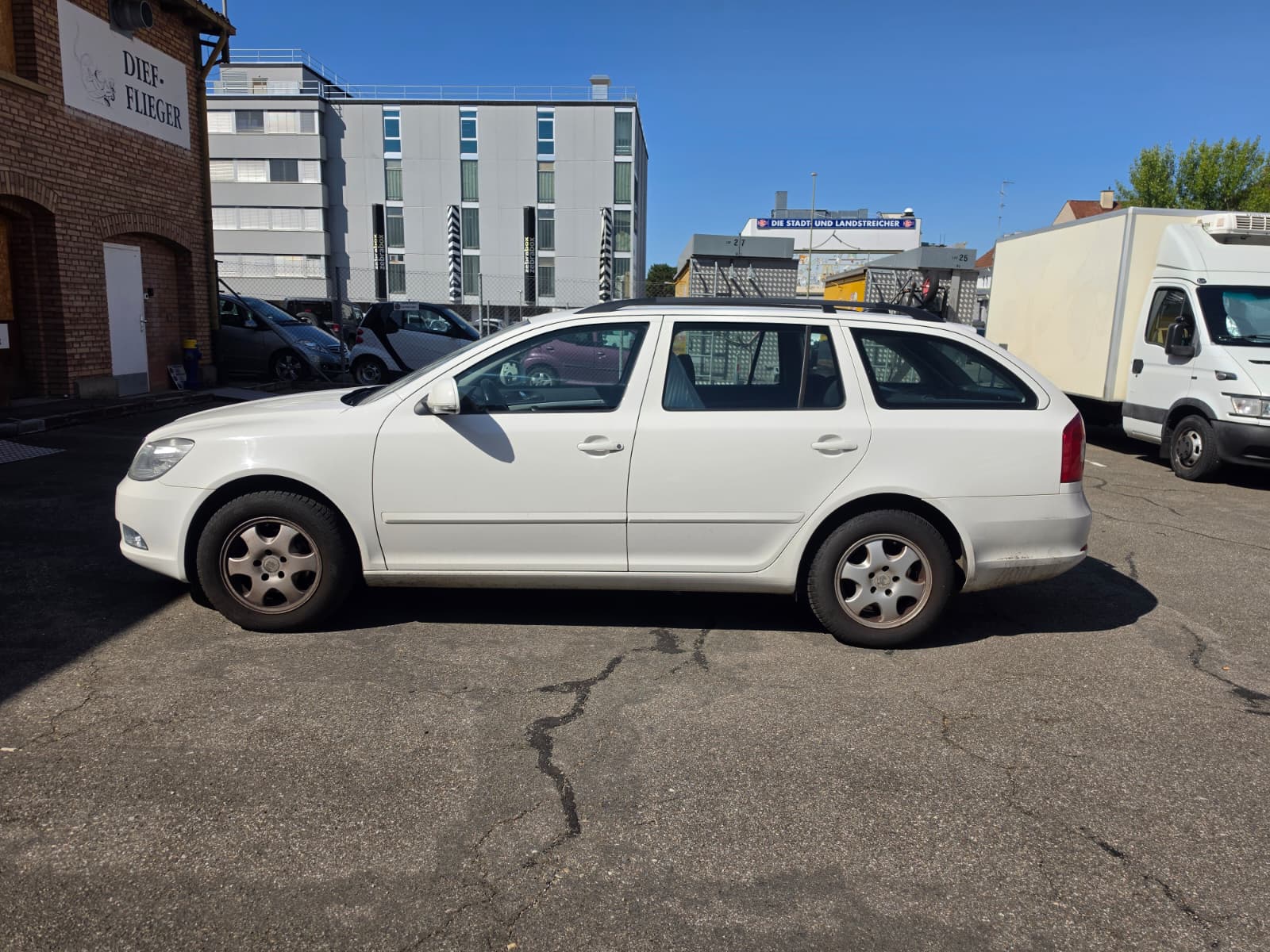 SKODA Octavia Combi 1.6 TDI Ambition DSG-image-2