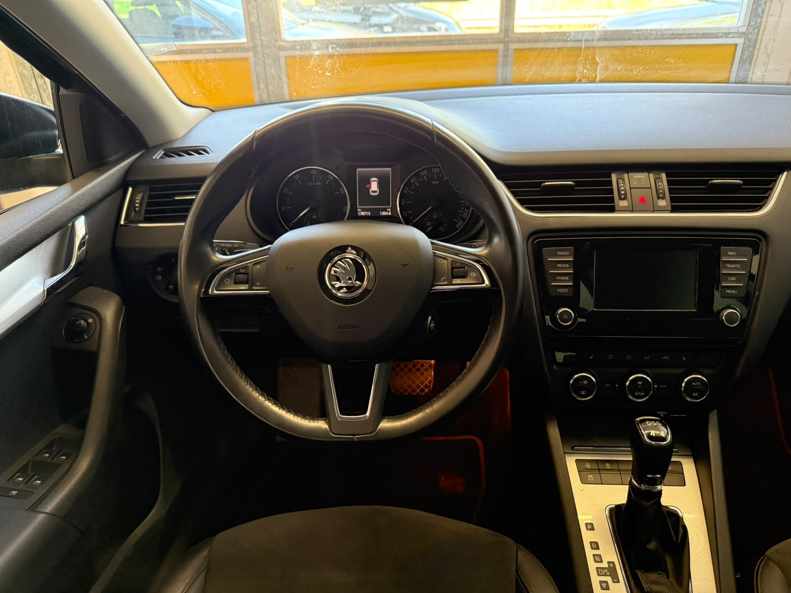 SKODA Octavia Combi 1.8 TSI Ambition 4x4 DSG-image-9