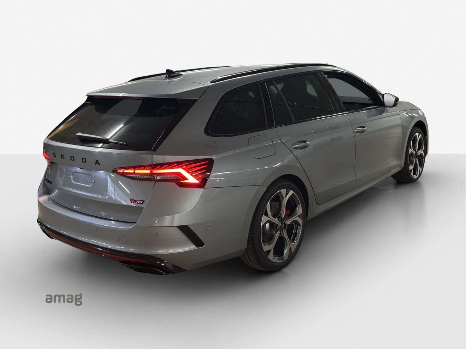SKODA Octavia Combi 2.0 TSI DSG RS 30 Years Edition-image-4