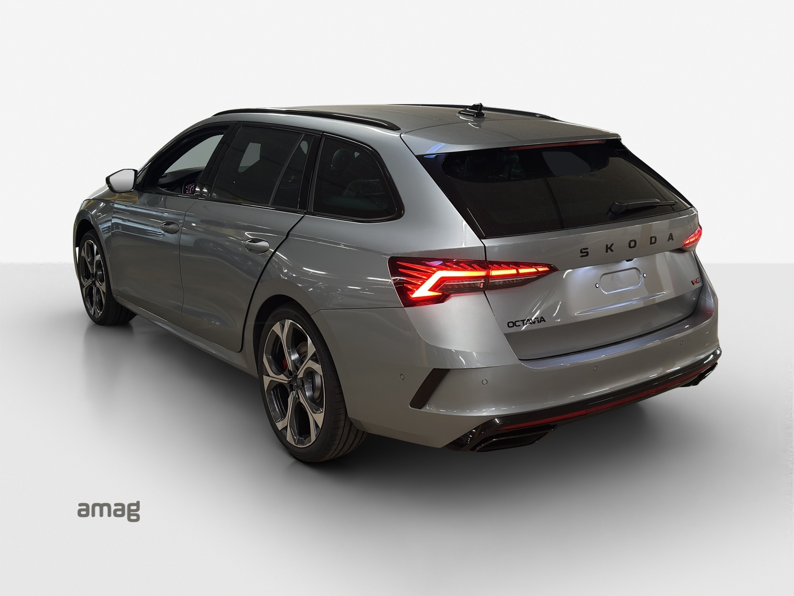 SKODA Octavia Combi 2.0 TSI DSG RS 30 Years Edition-image-2