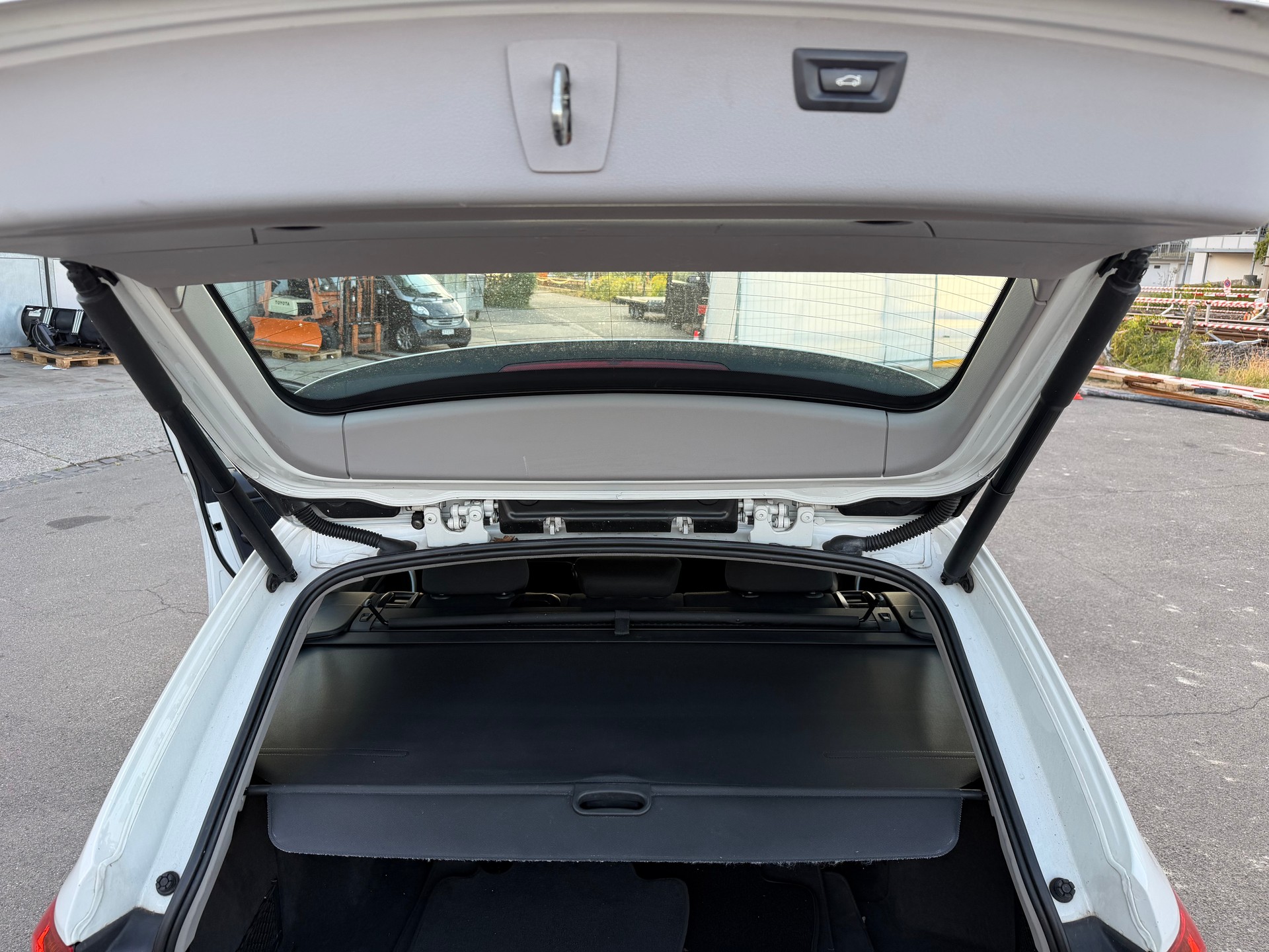 BMW 320d xDrive Touring Steptronic-image-12