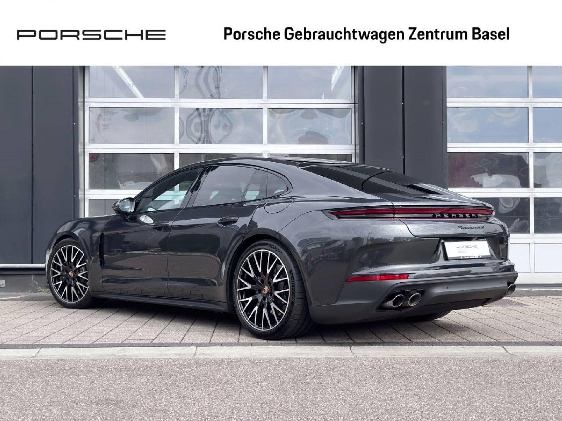 PORSCHE Panamera 4S E-Hybrid-showroom-element-2