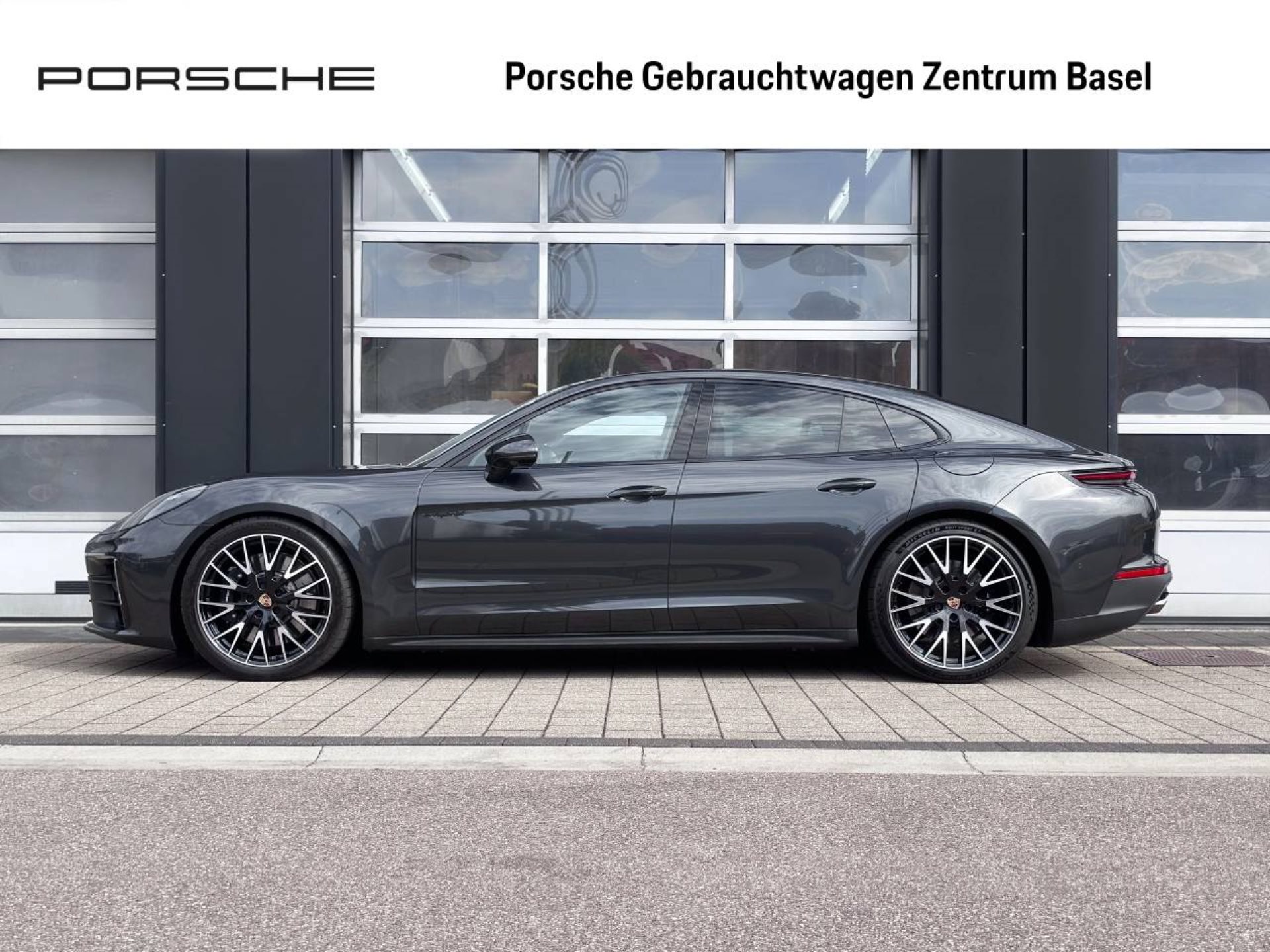 PORSCHE Panamera 4S E-Hybrid-showroom-element-1