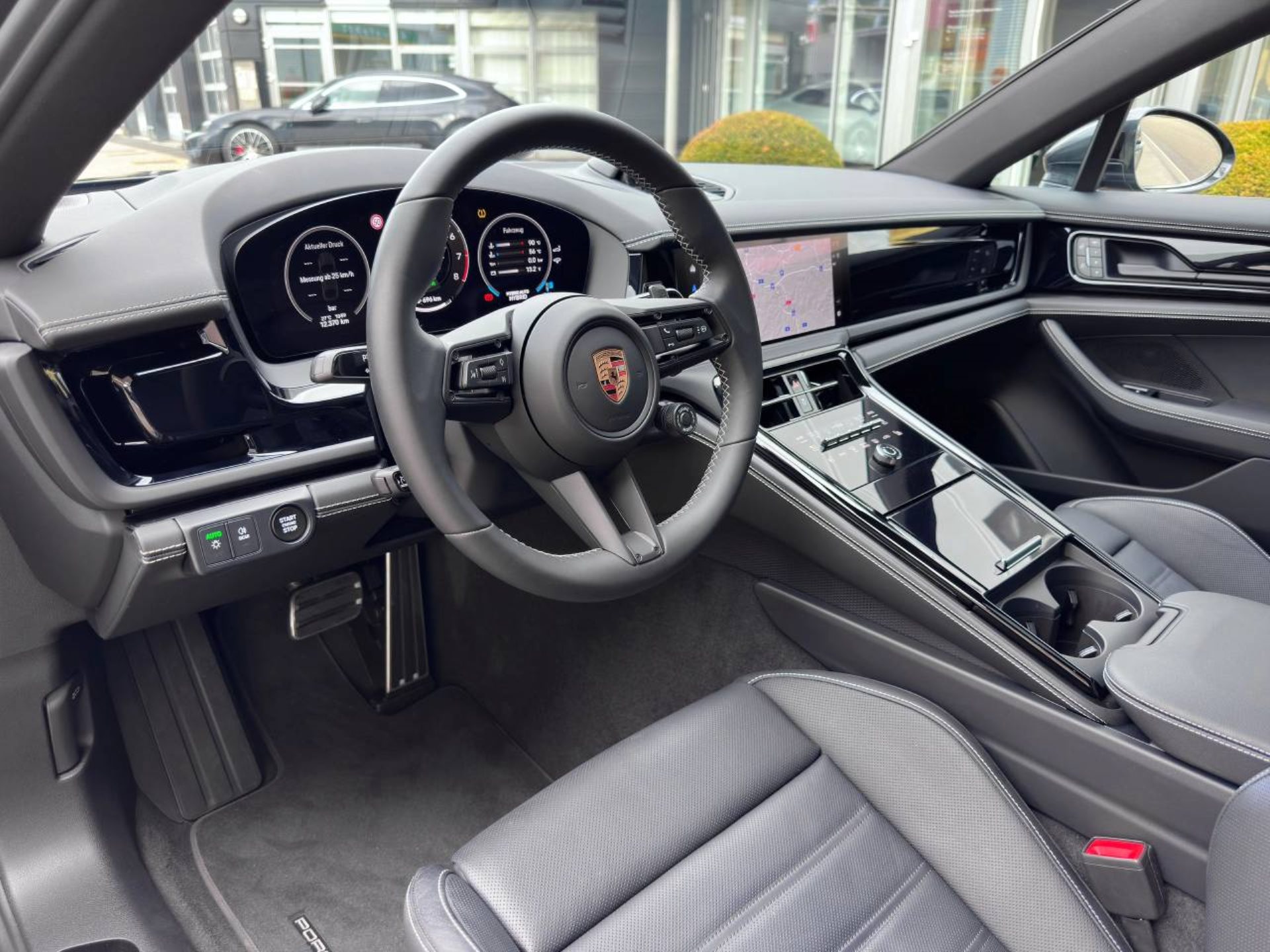 PORSCHE Panamera 4S E-Hybrid-showroom-element-3