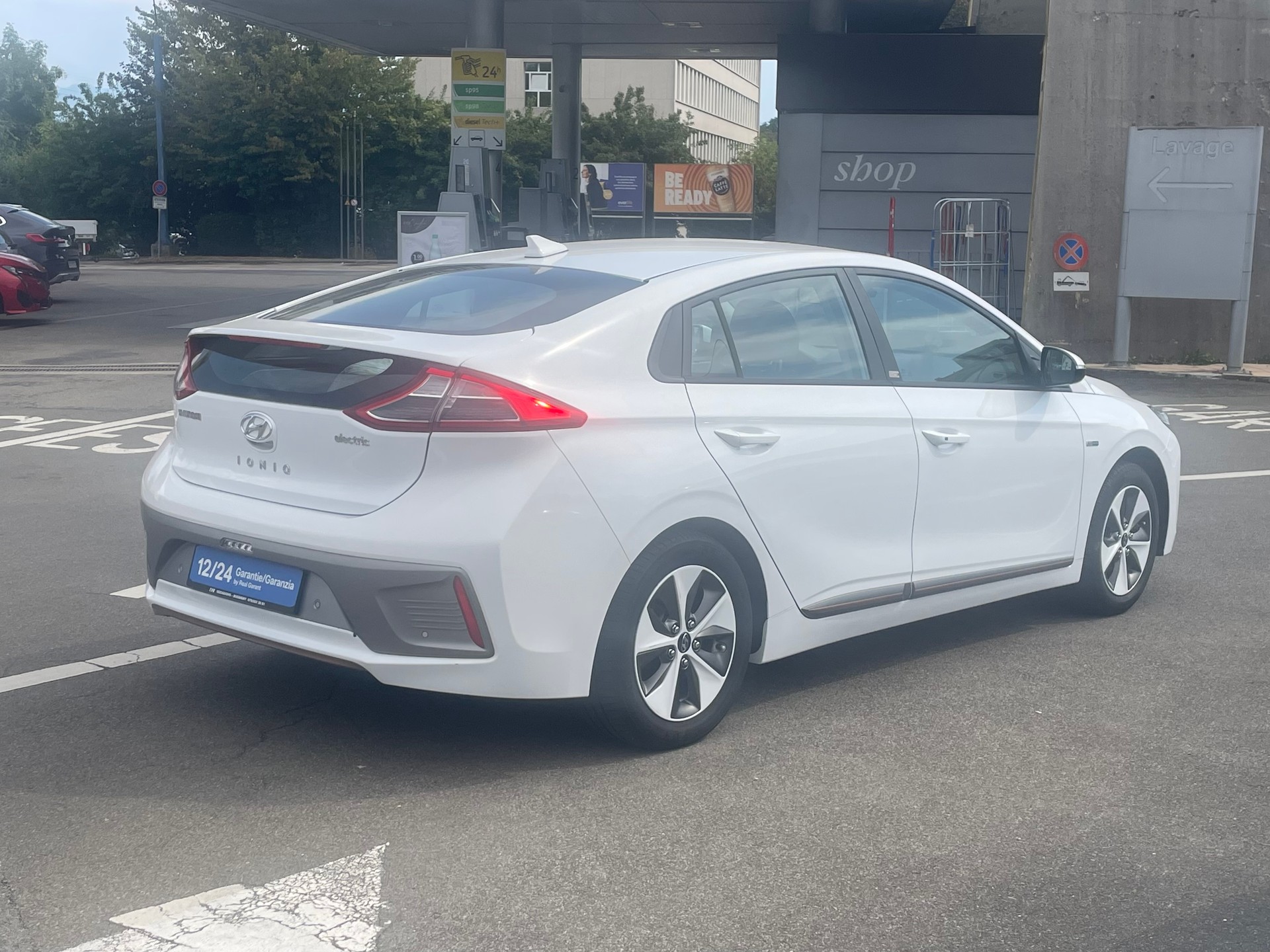 HYUNDAI Ioniq Amplia-showroom-element-3