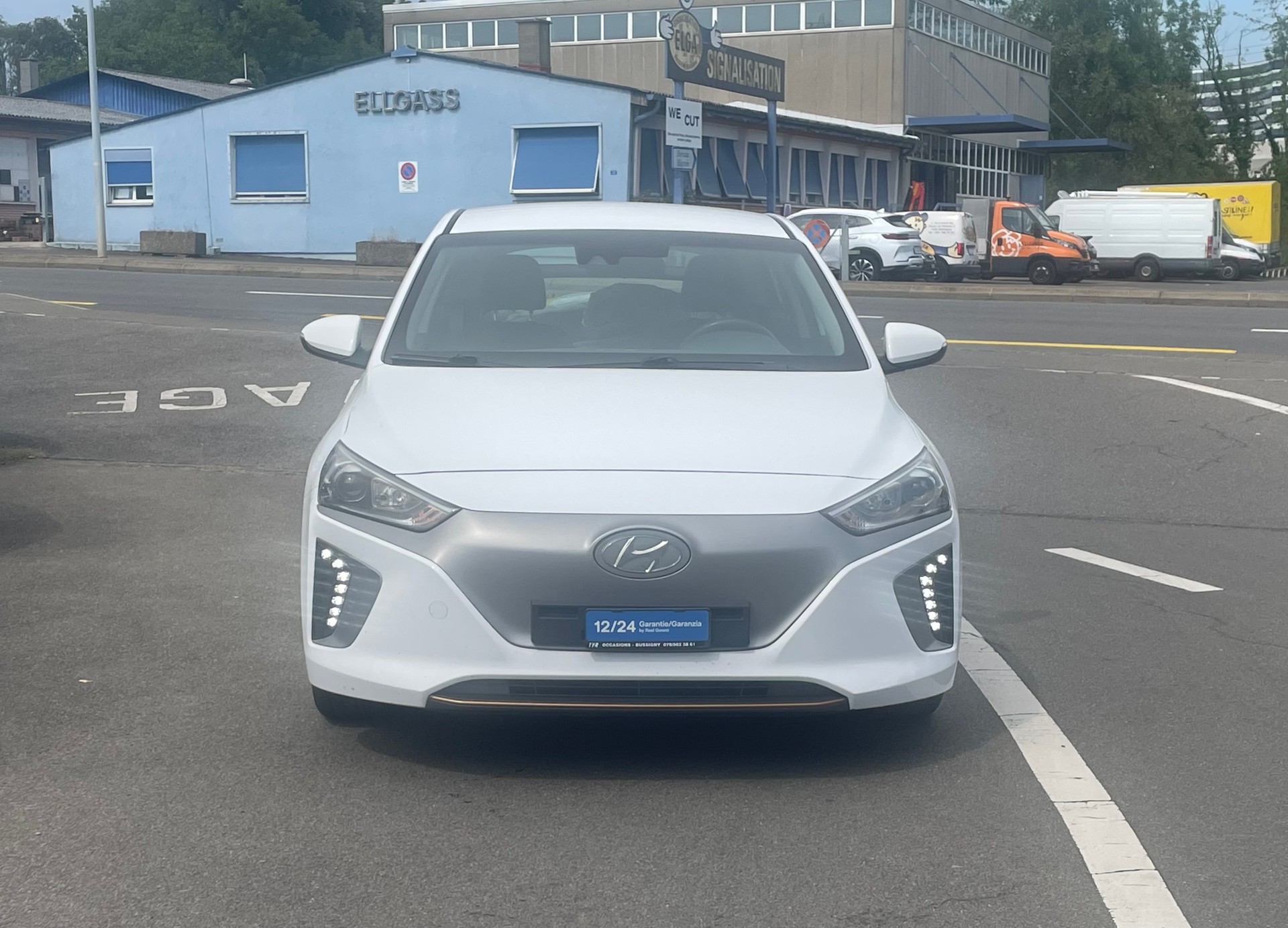 HYUNDAI Ioniq Amplia-showroom-element-1