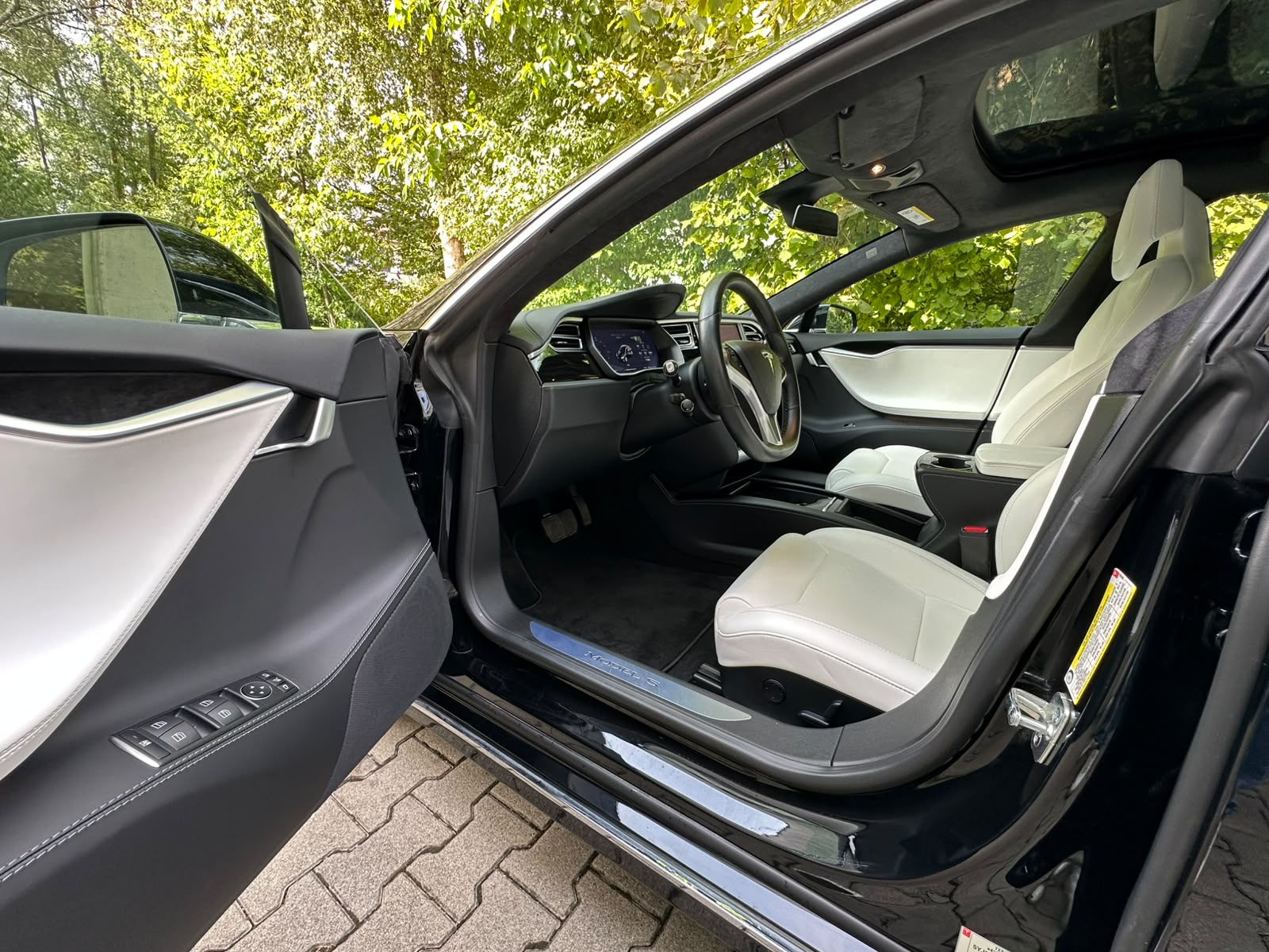 TESLA Model S 75 D-image-8