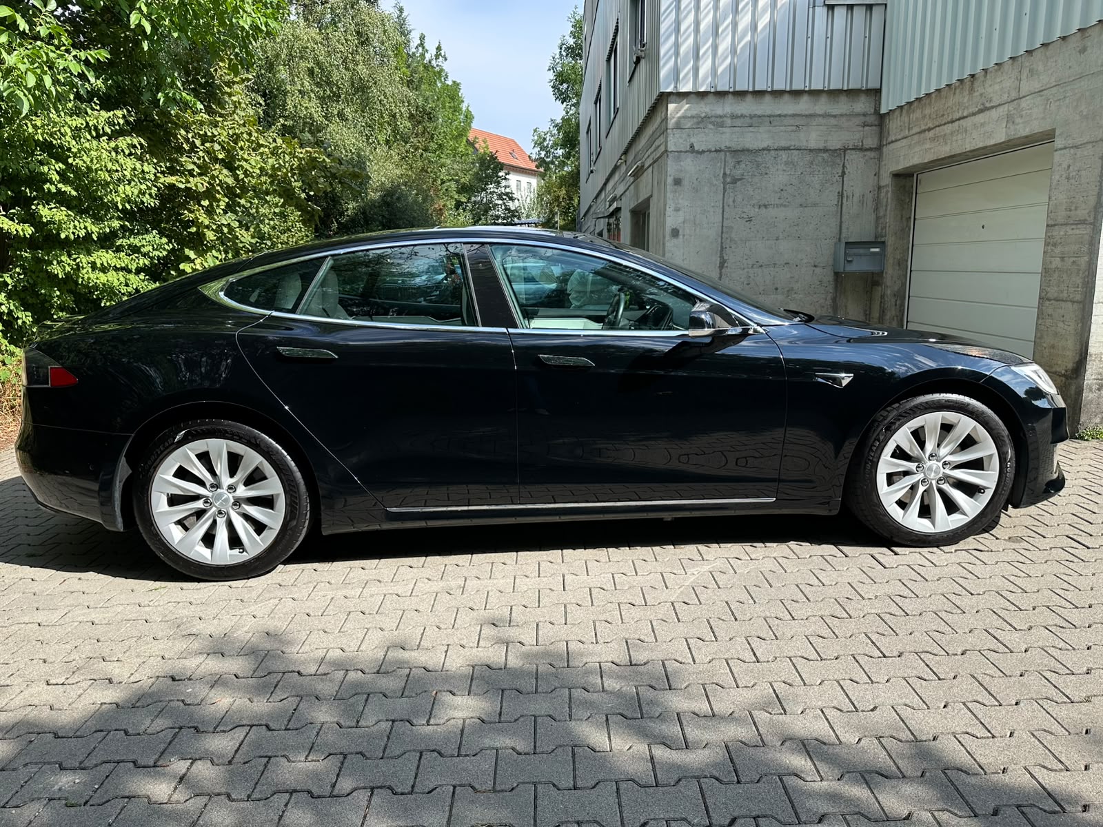 TESLA Model S 75 D-image-5
