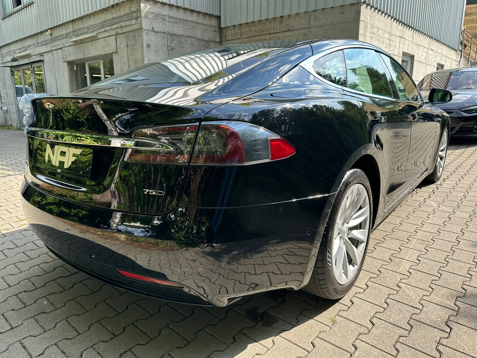 TESLA Model S 75 D-image-4