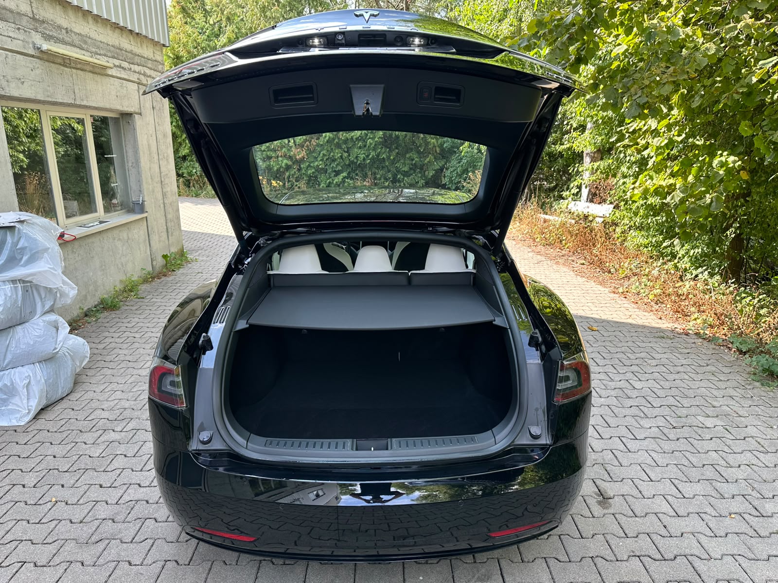 TESLA Model S 75 D-image-12