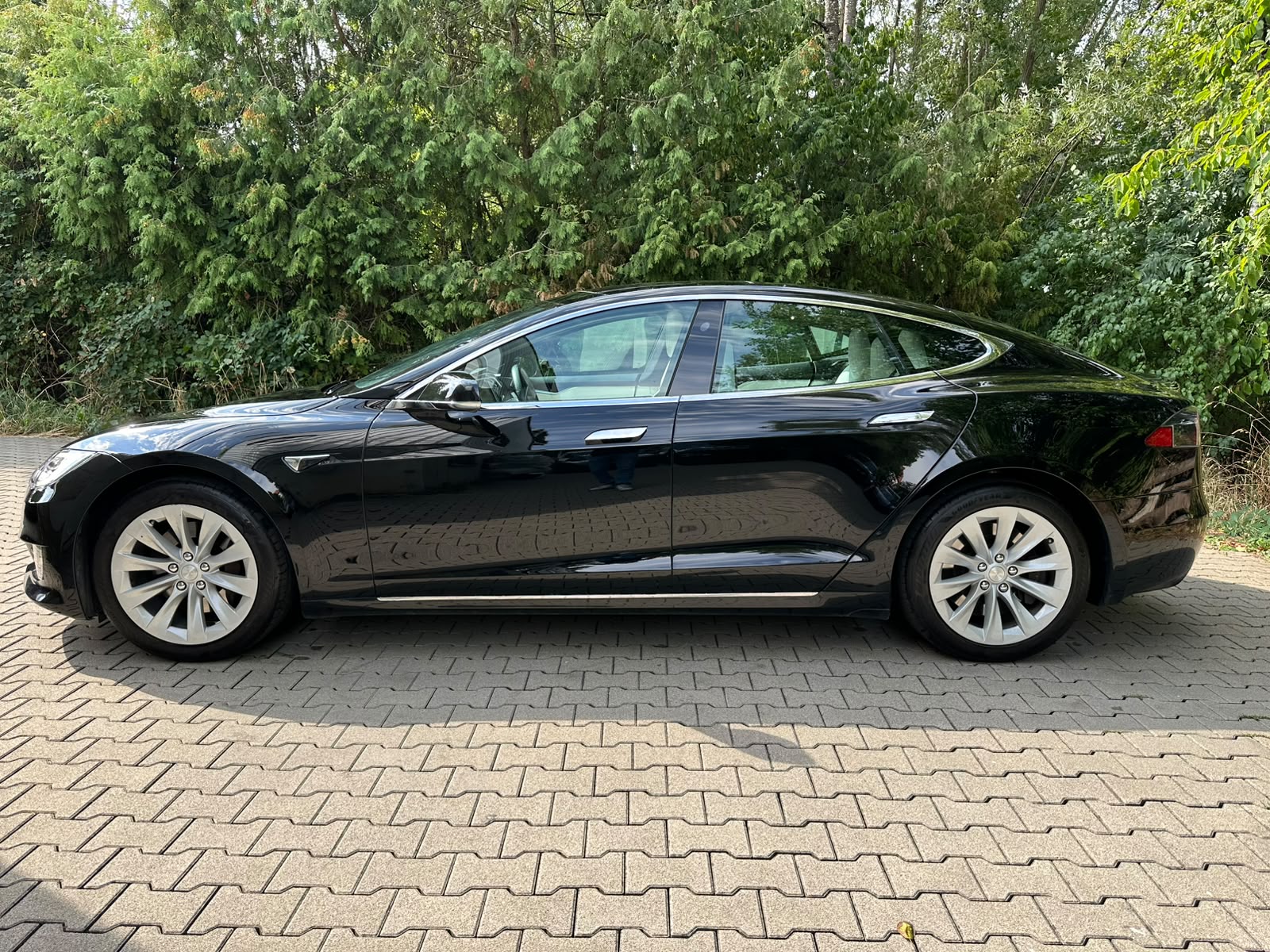 TESLA Model S 75 D-image-1