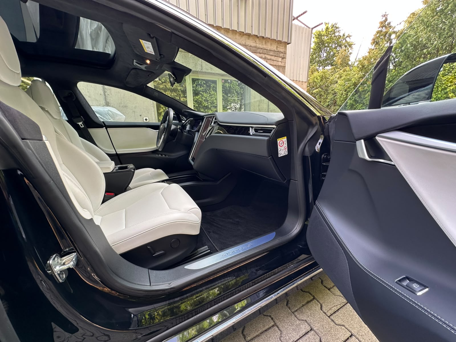 TESLA Model S 75 D-image-16