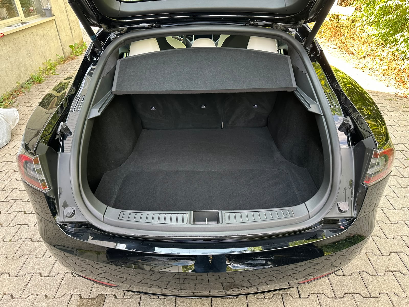 TESLA Model S 75 D-image-13