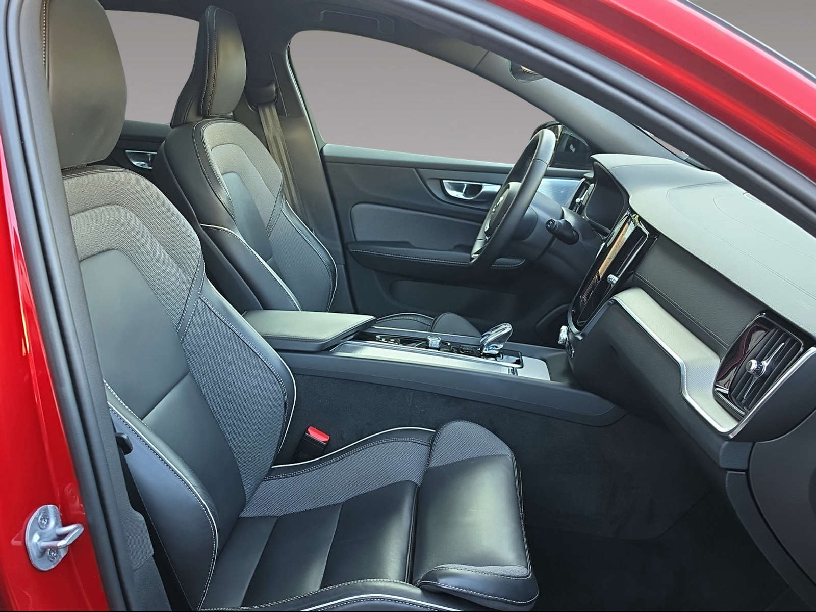 VOLVO V60 2.0 B4 Ultimate Dark-image-13