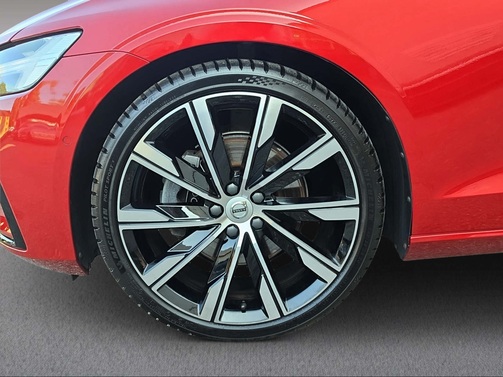 VOLVO V60 2.0 B4 Ultimate Dark-image-5
