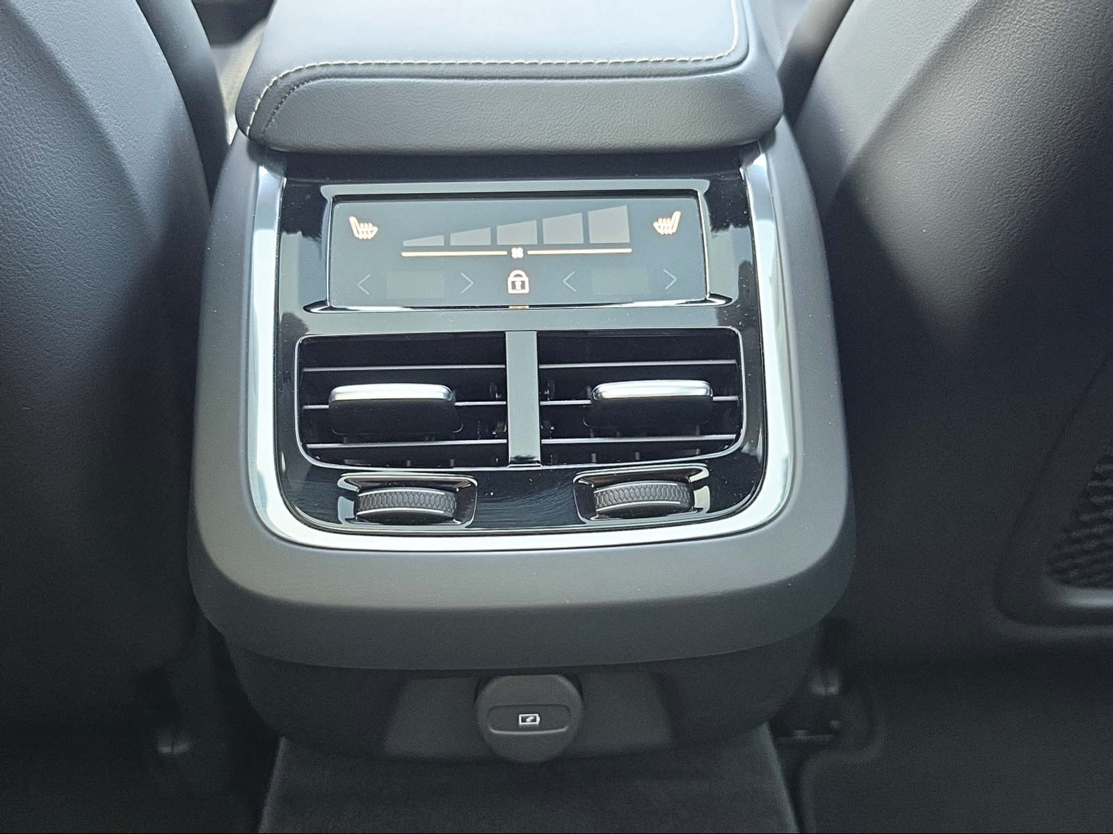 VOLVO V60 2.0 B4 Ultimate Dark-image-15