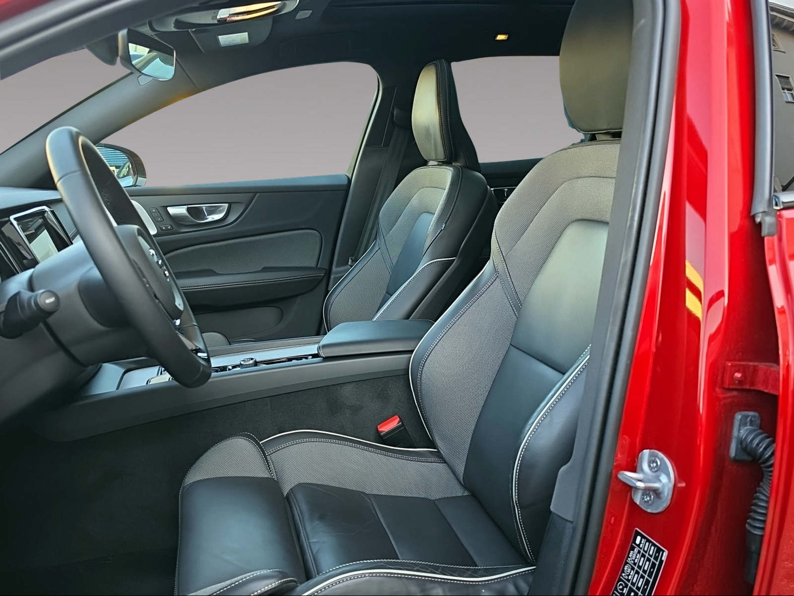VOLVO V60 2.0 B4 Ultimate Dark-image-6