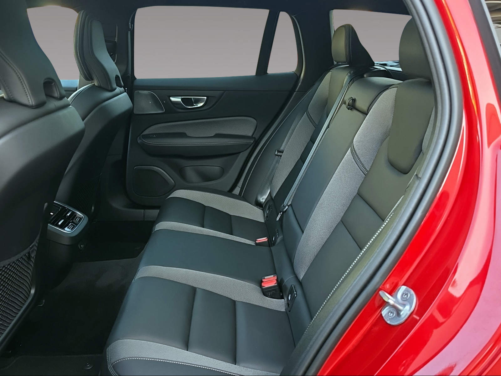 VOLVO V60 2.0 B4 Ultimate Dark-image-14