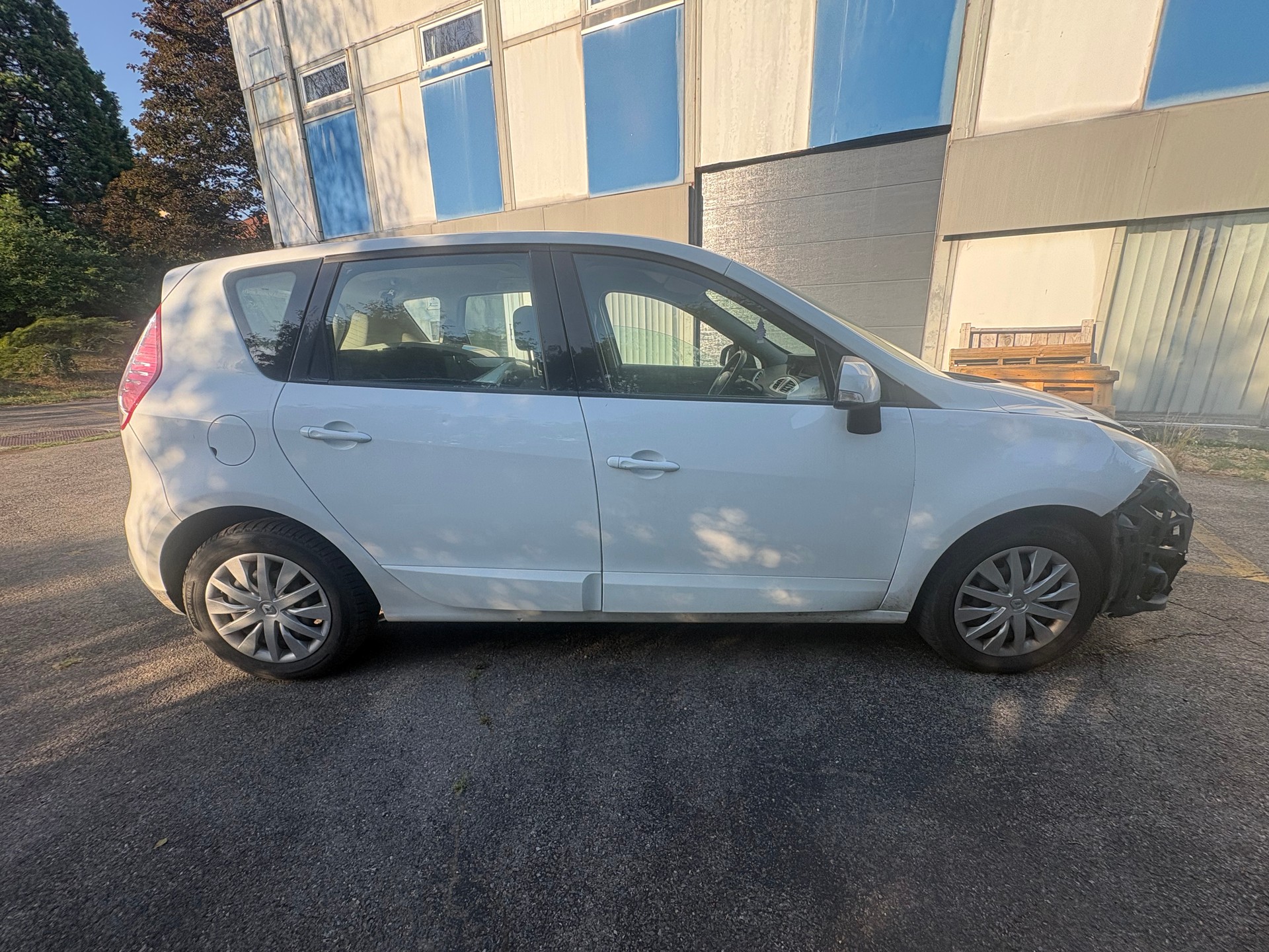 RENAULT Scénic 1.9 dCi Dynamique-image-6