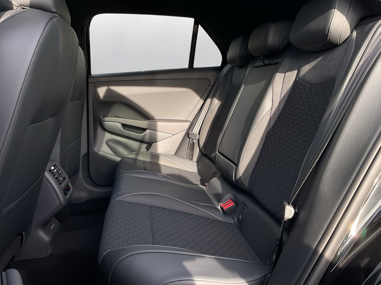VW T-Roc 1.5 eTSI mHEV R-Line DSG-image-10
