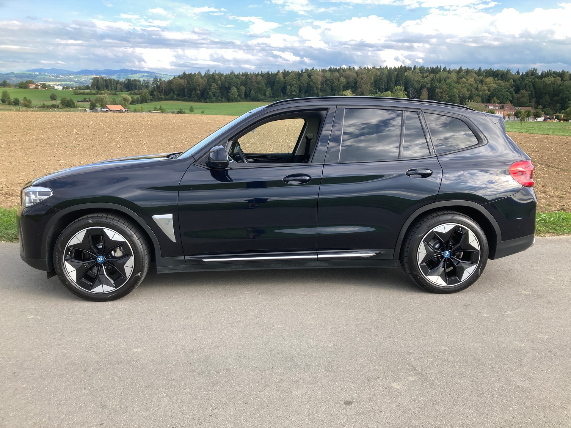 BMW iX3-image-4