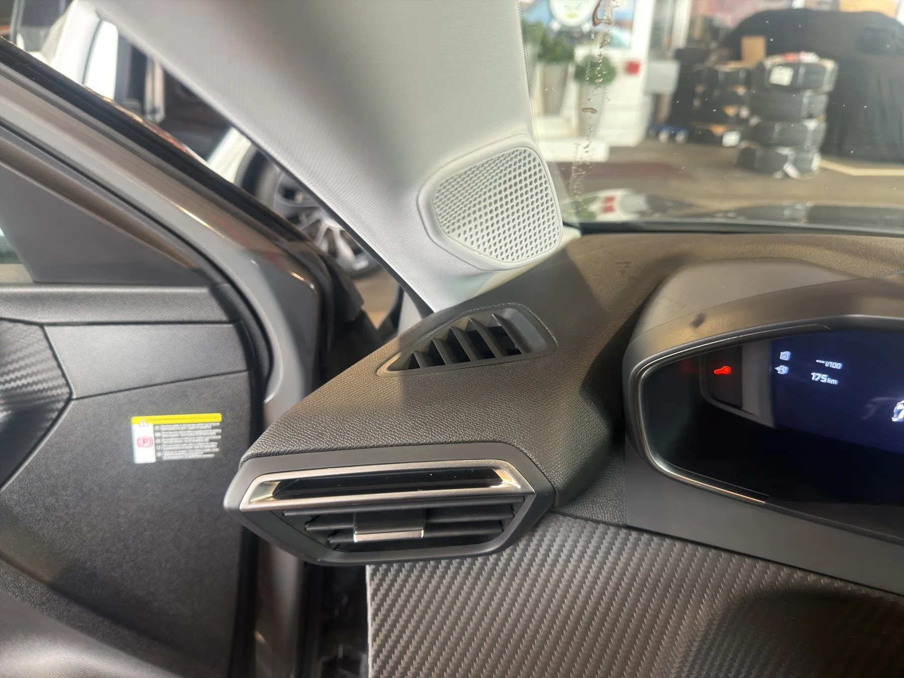 PEUGEOT 208 1.2 Hybrid Allure-image-48