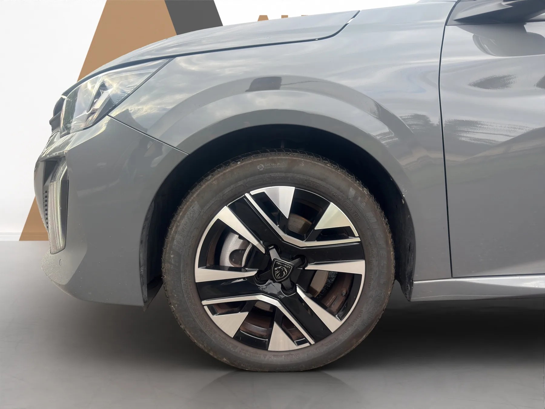PEUGEOT 208 1.2 Hybrid Allure-image-24