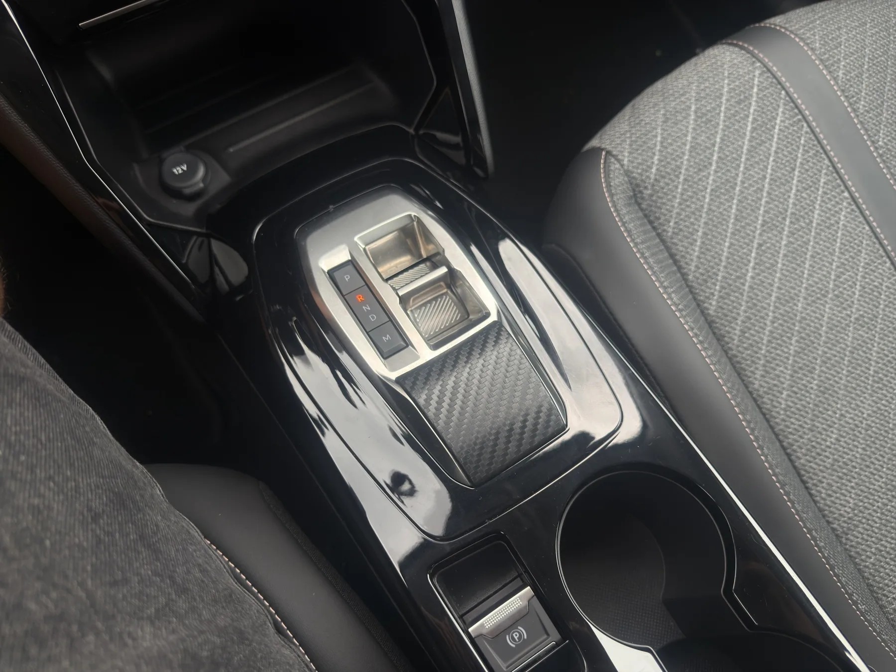 PEUGEOT 208 1.2 Hybrid Allure-image-40