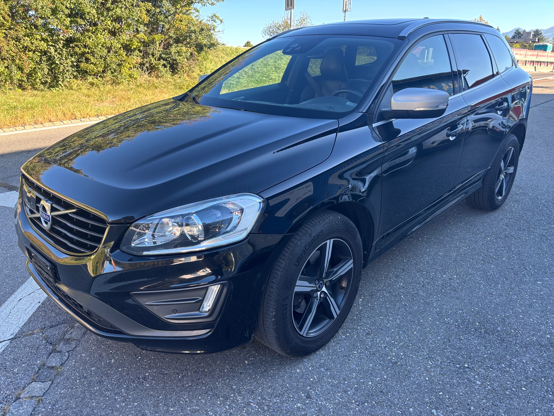 VOLVO XC60 T6 AWD Momentum R-Design Geartronic-image-3