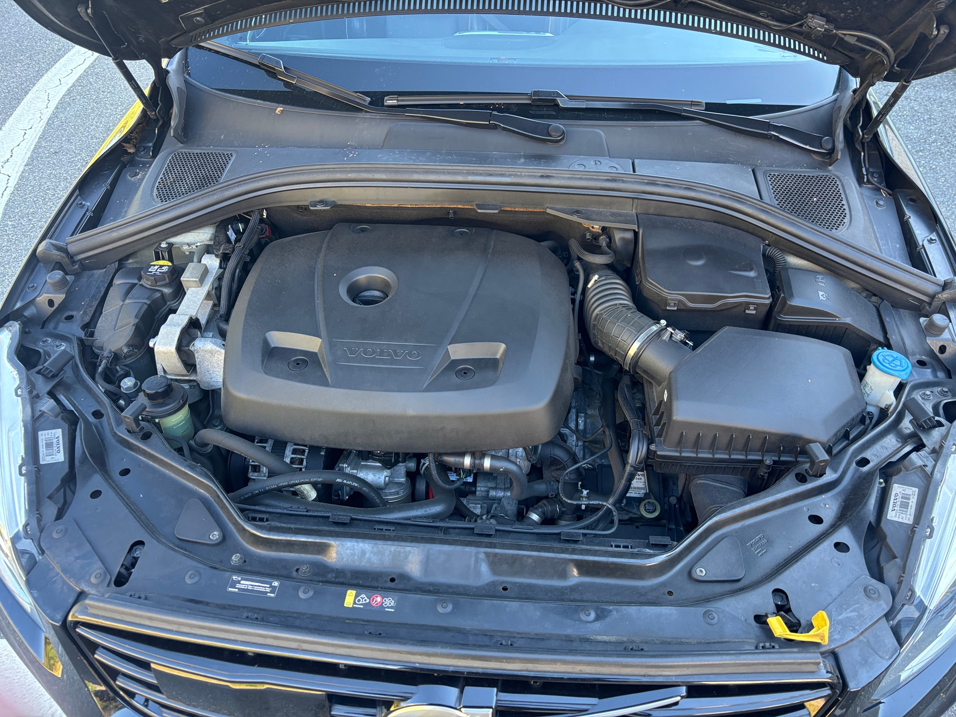 VOLVO XC60 T6 AWD Momentum R-Design Geartronic-image-11