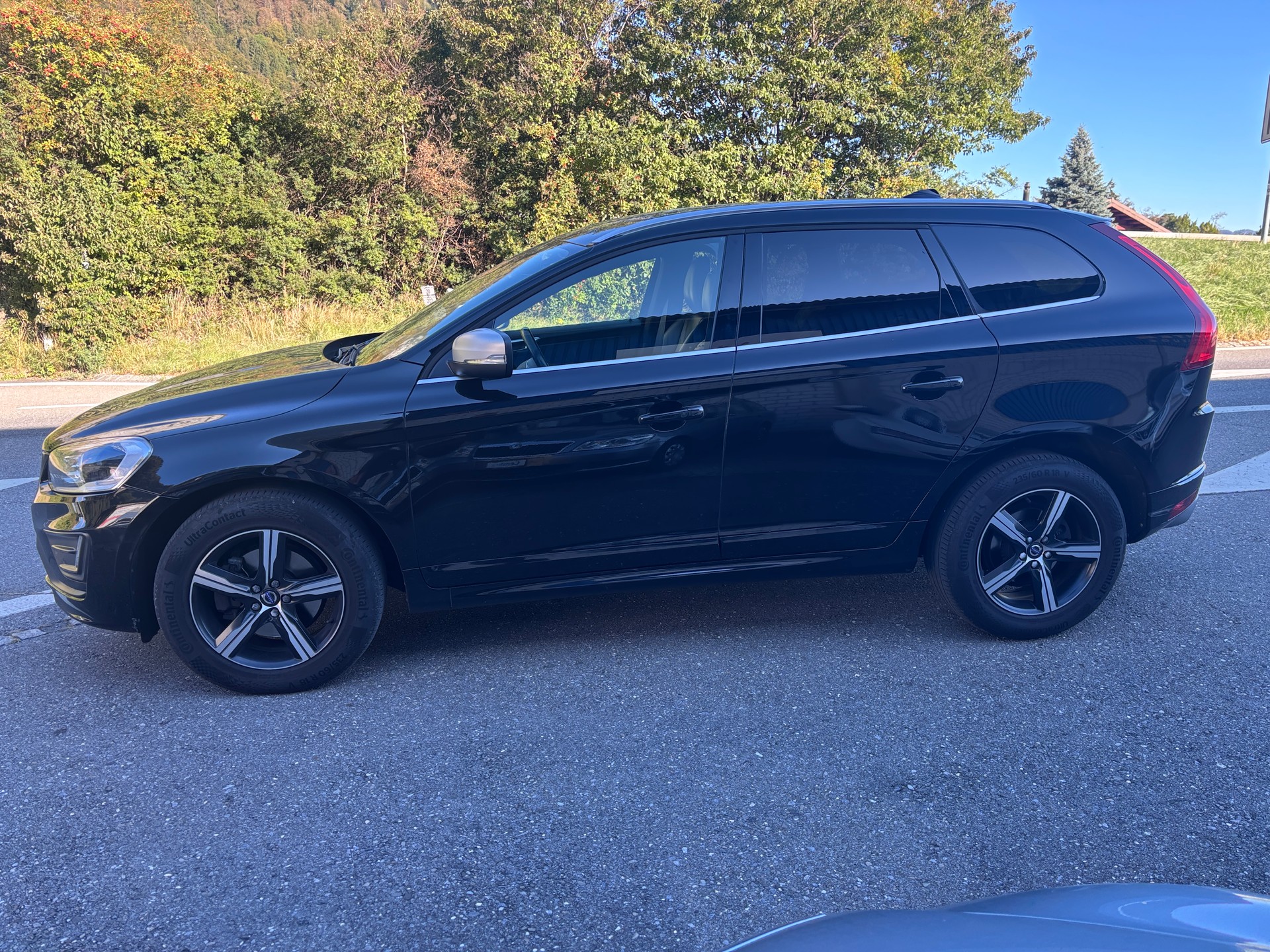 VOLVO XC60 T6 AWD Momentum R-Design Geartronic-image-4
