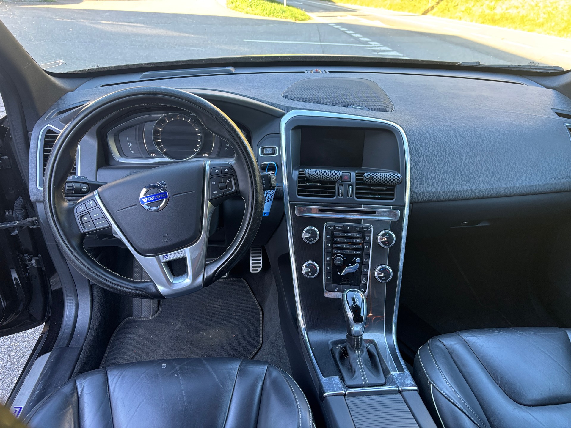 VOLVO XC60 T6 AWD Momentum R-Design Geartronic-image-10