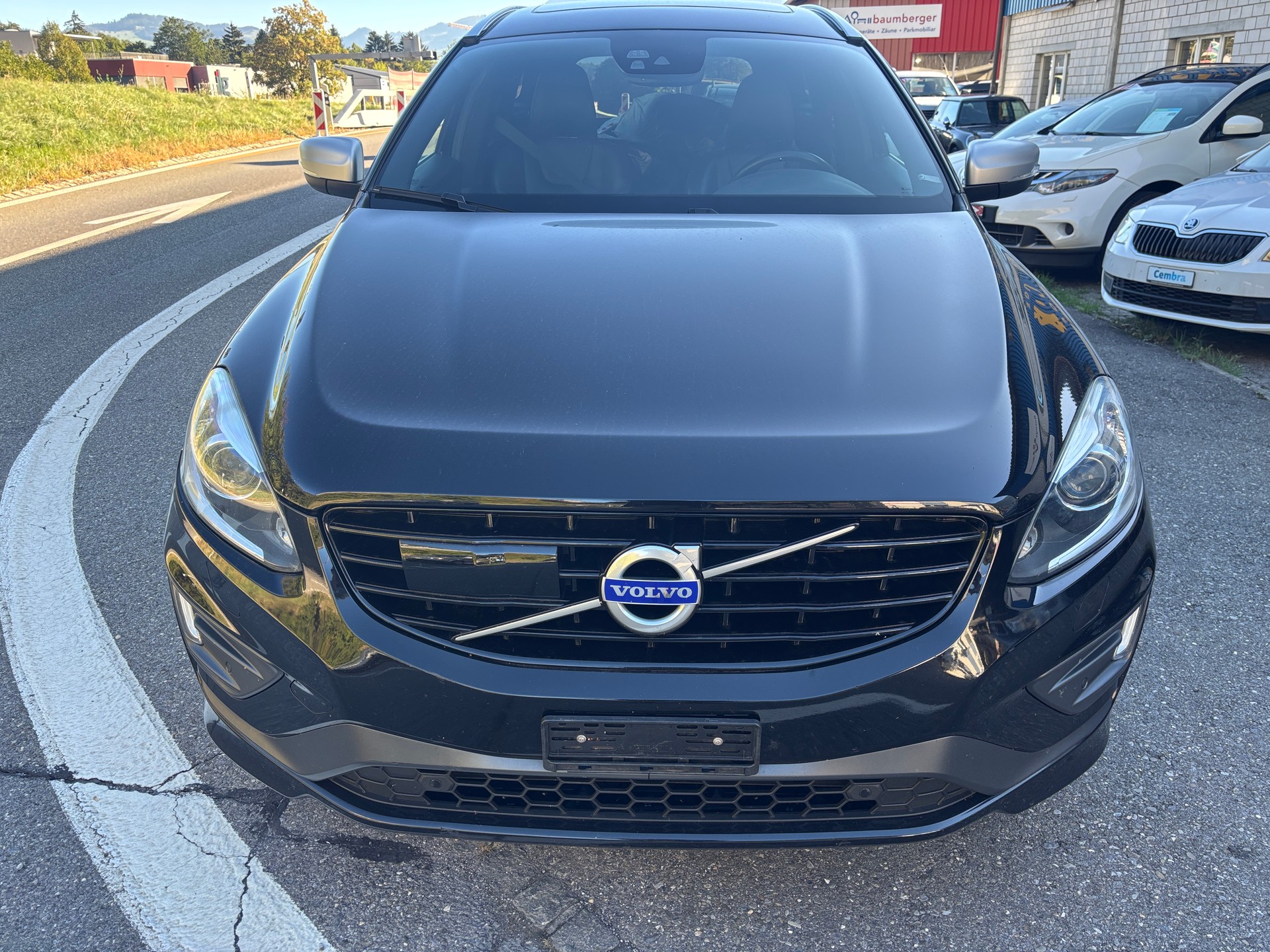 VOLVO XC60 T6 AWD Momentum R-Design Geartronic-image-2