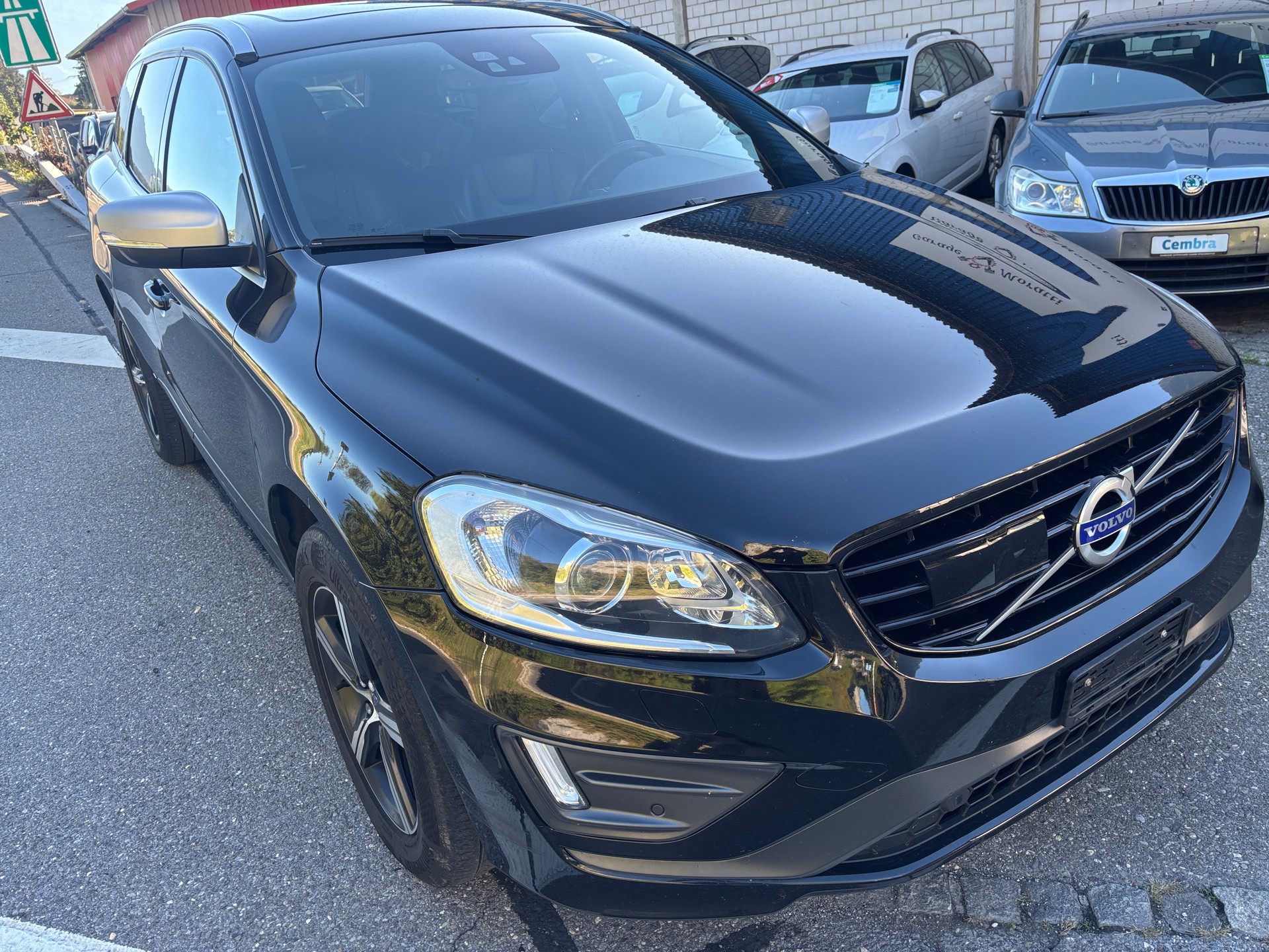VOLVO XC60 T6 AWD Momentum R-Design Geartronic-image-1