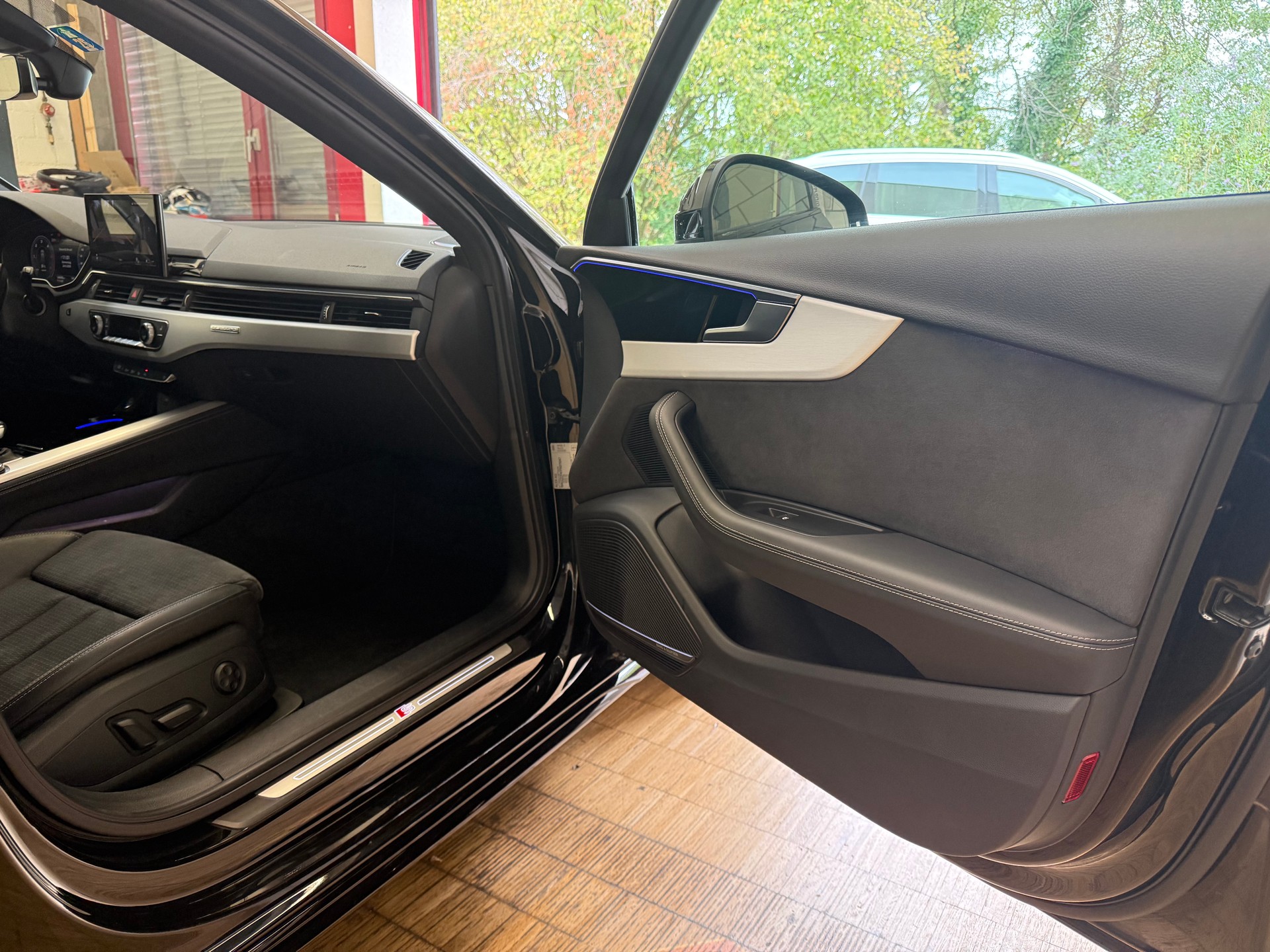 AUDI A4 Avant 2.0 40 TDI S Line quattro S-Tronic-image-17