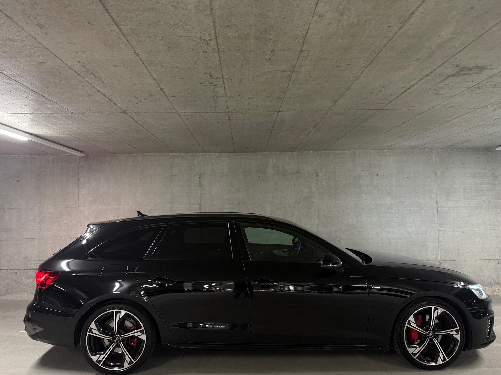 AUDI A4 Avant 2.0 40 TDI S Line quattro S-Tronic-image-3