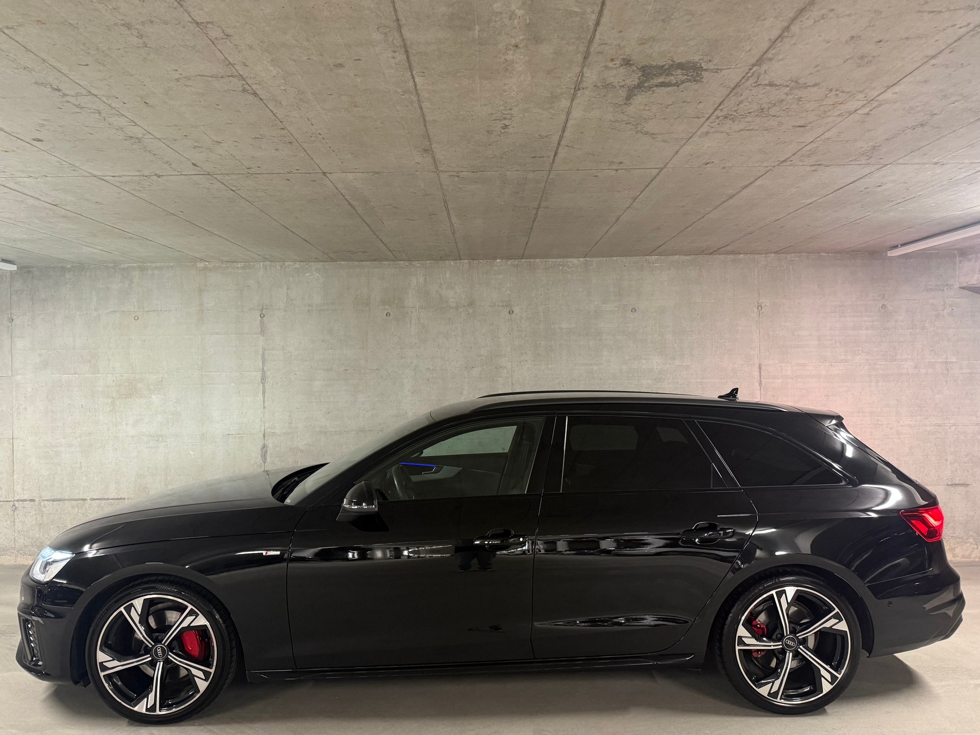 AUDI A4 Avant 2.0 40 TDI S Line quattro S-Tronic-image-2