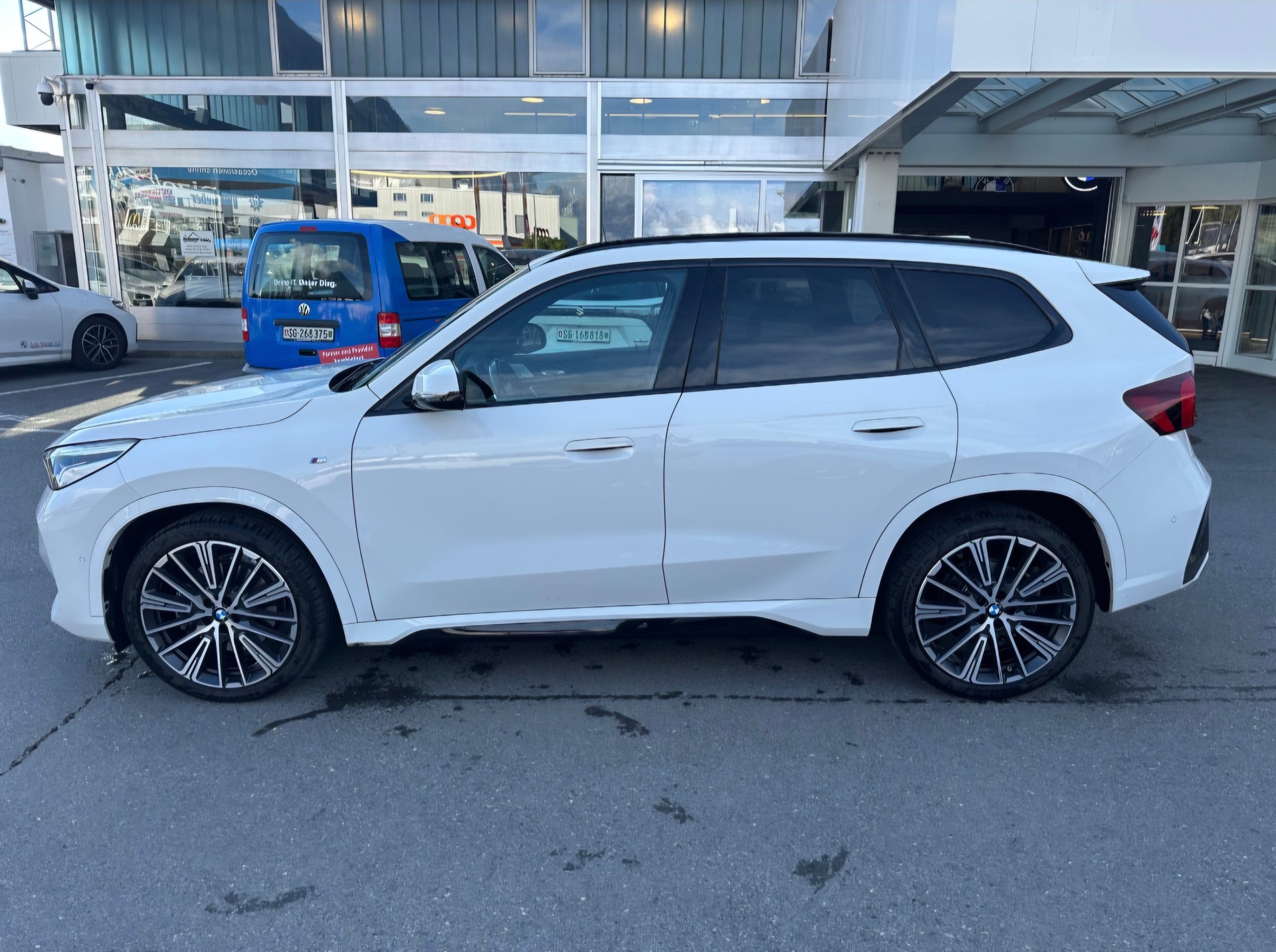 BMW 23i xDrive-image-1