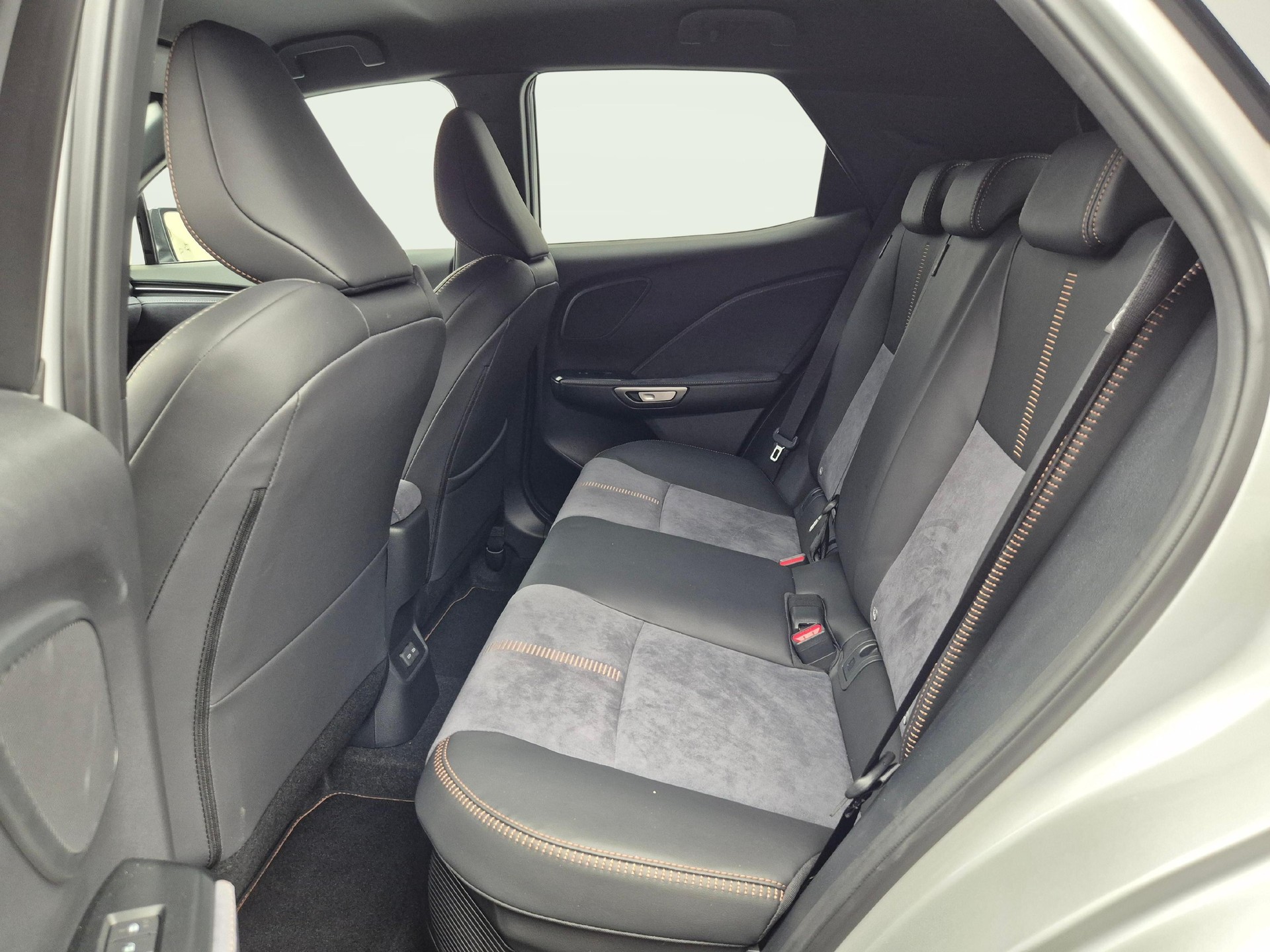 LEXUS LBX 1.5 Hybrid Cool-image-3