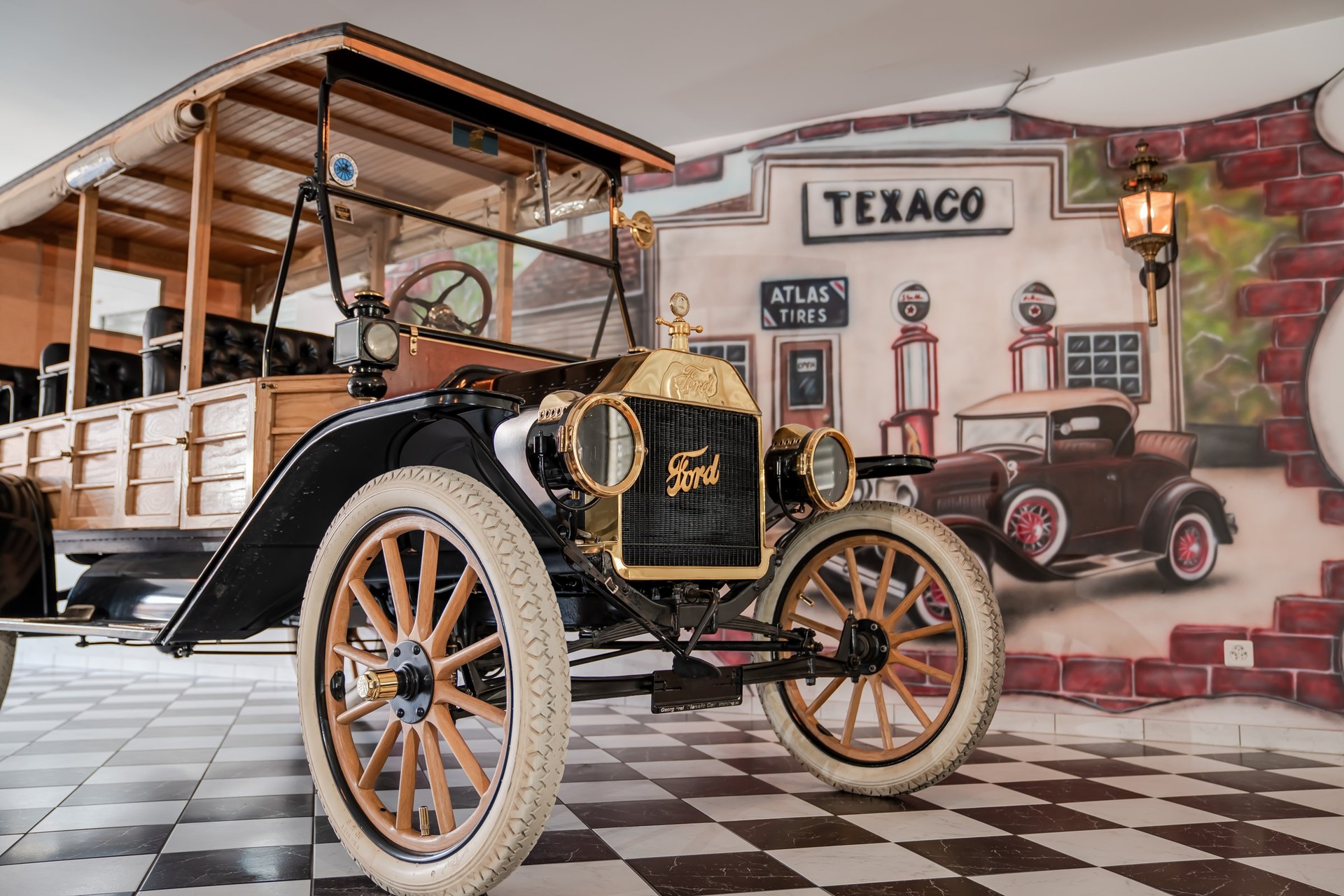 FORD 1914 Model T Depot Hack-image-10