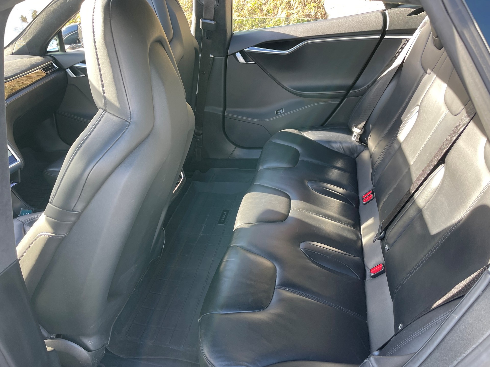 TESLA Model S 90 D-image-4