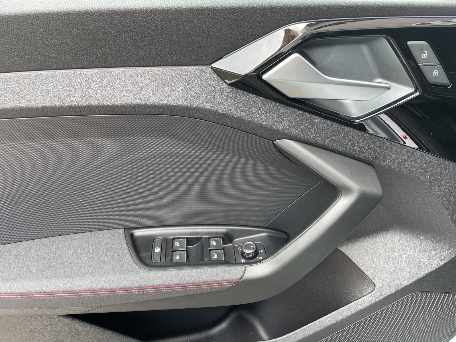 AUDI S line Attraction S-tronic-image-8