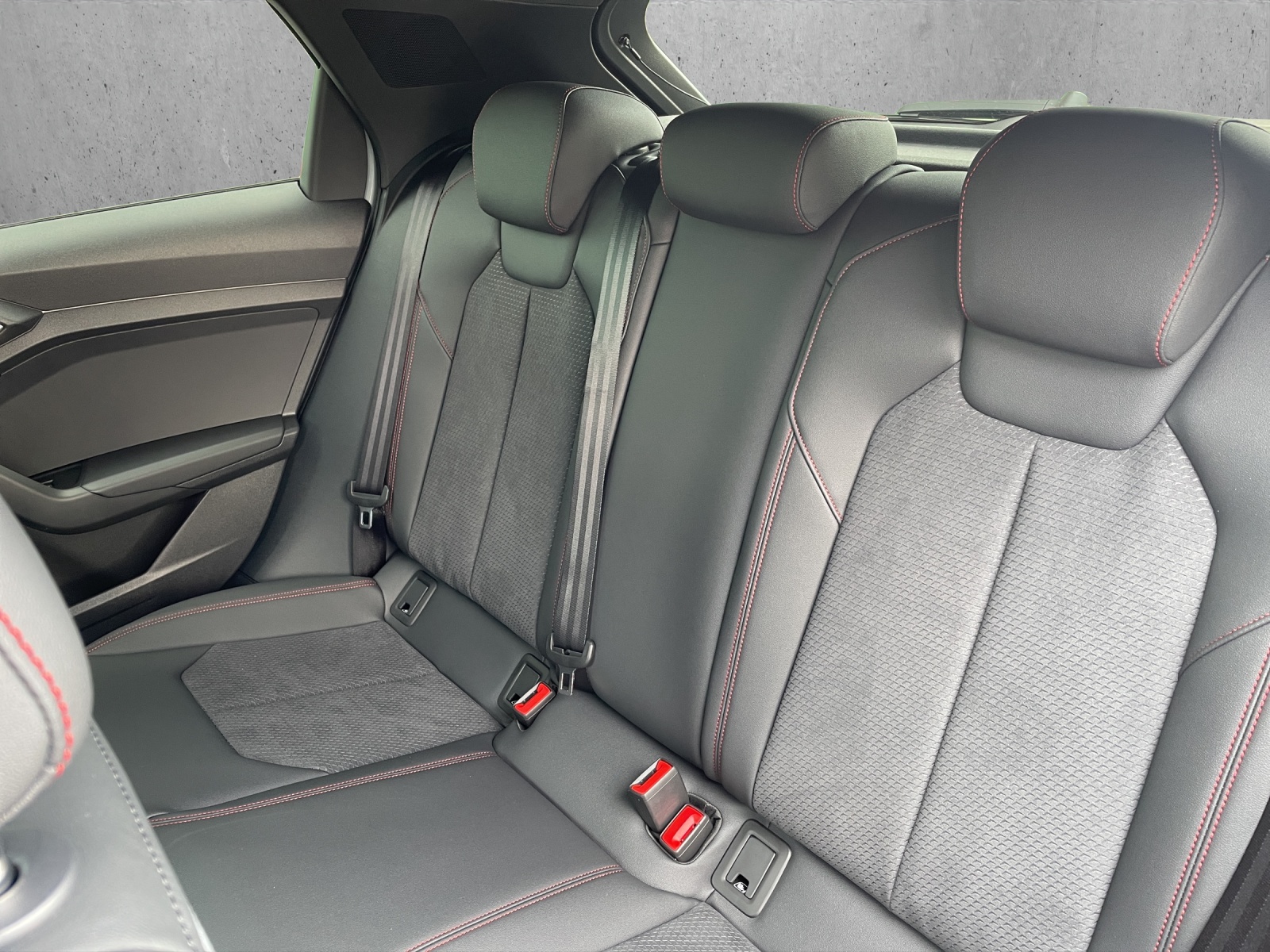 AUDI S line Attraction S-tronic-image-13