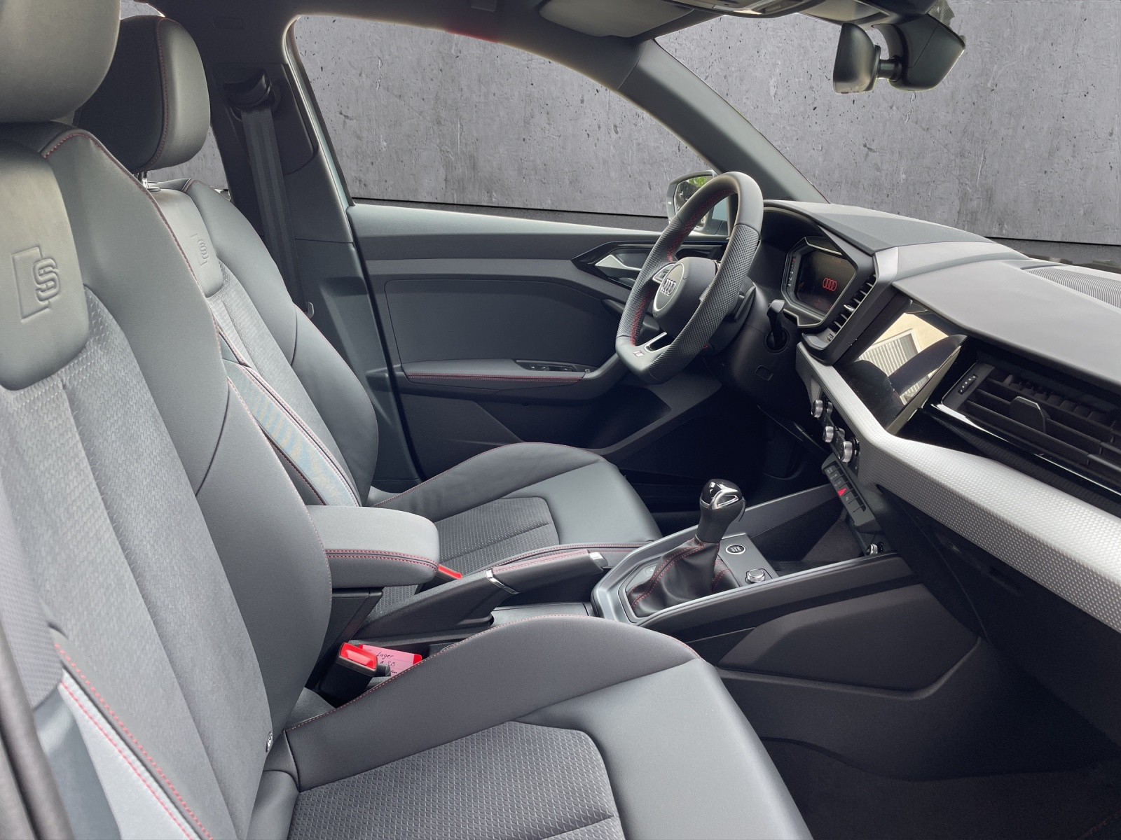 AUDI S line Attraction S-tronic-image-7