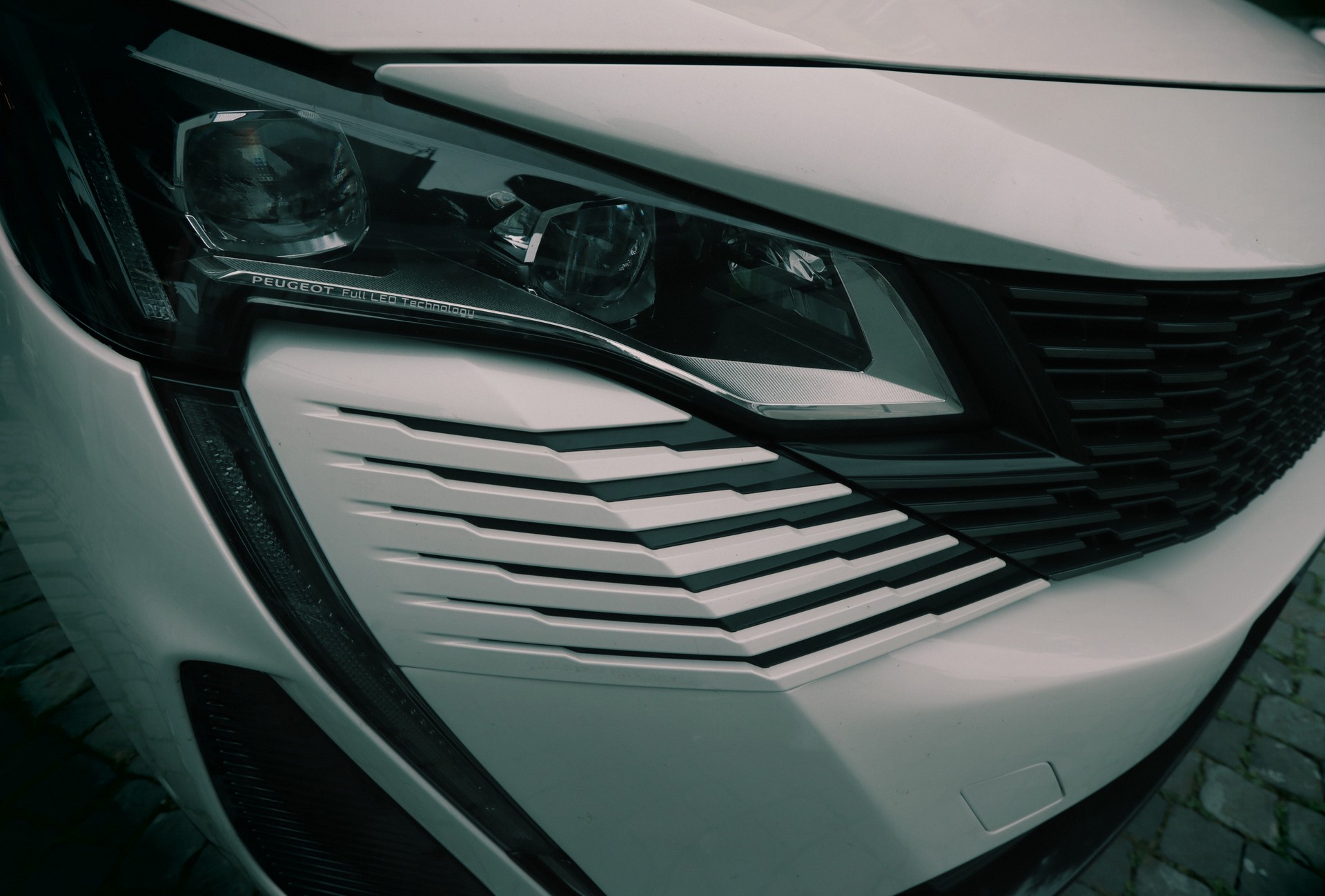 PEUGEOT 5008 1.6 Pure Tech GT Pack EAT8-image-25