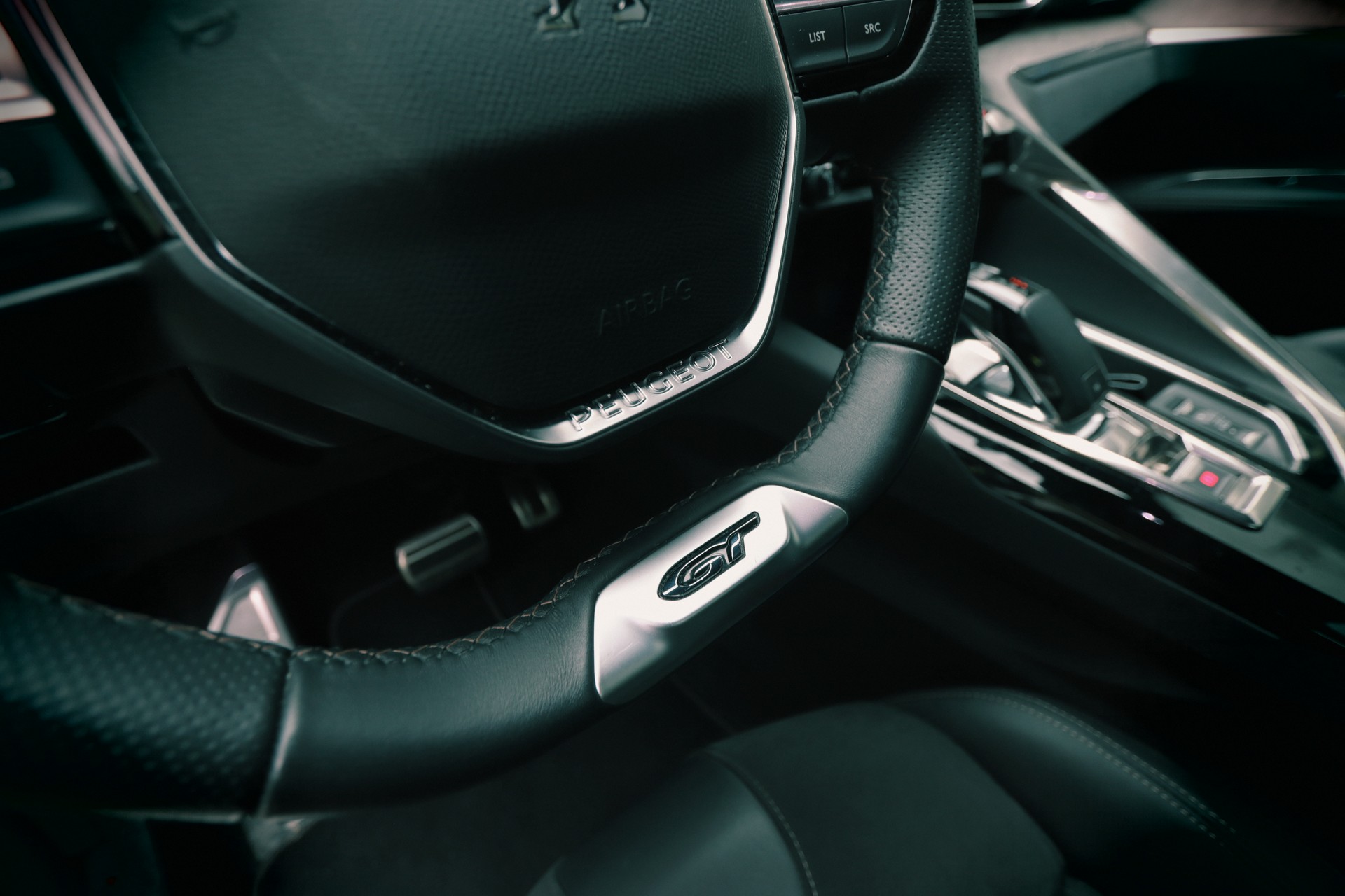 PEUGEOT 5008 1.6 Pure Tech GT Pack EAT8-image-17