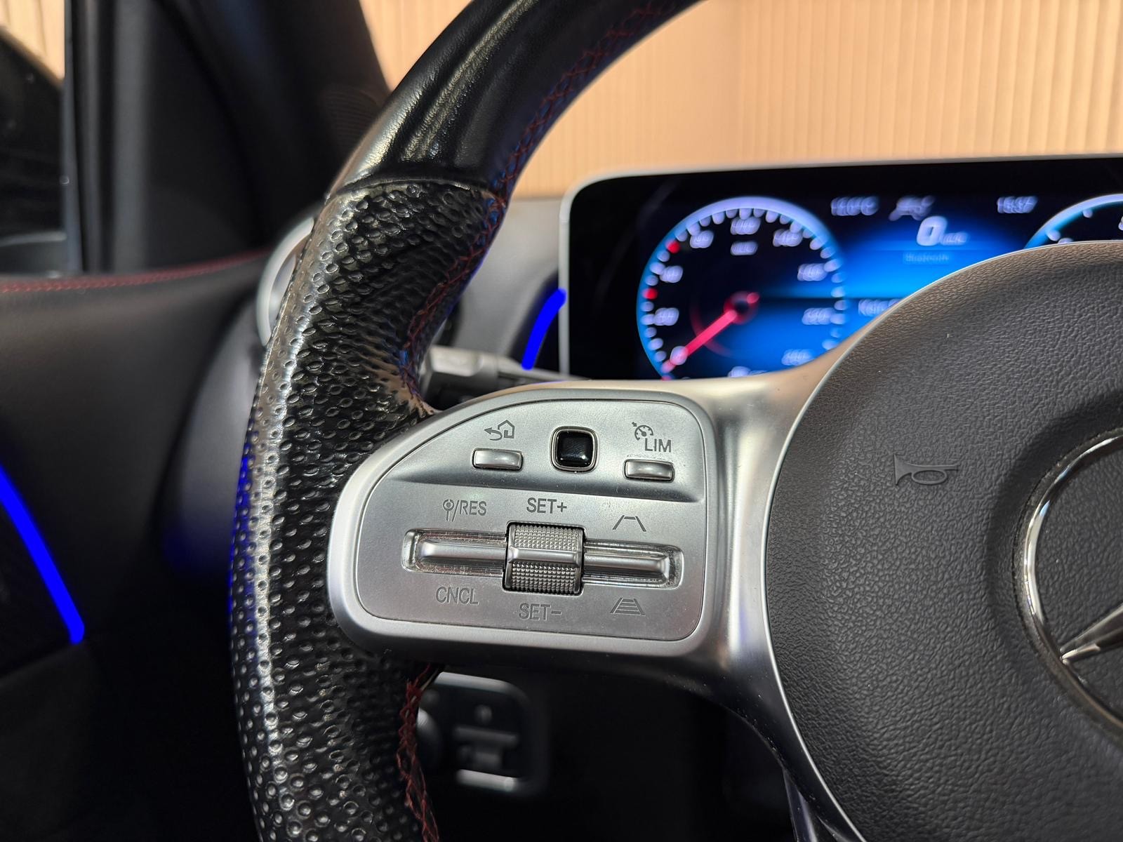 MERCEDES-BENZ GLB 220 d 4Matic AMG Line 8G-Tronic-image-6