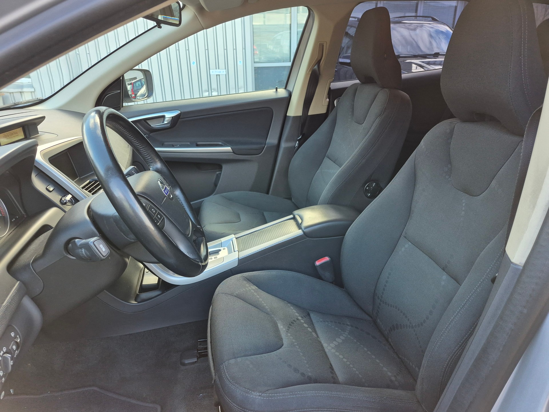VOLVO XC60 2.4D Geartronic-image-13