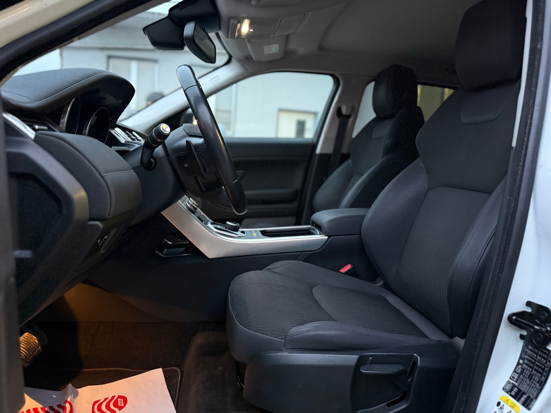 LAND ROVER Range Rover Evoque 2.0 TD4 Pure AT9-image-9