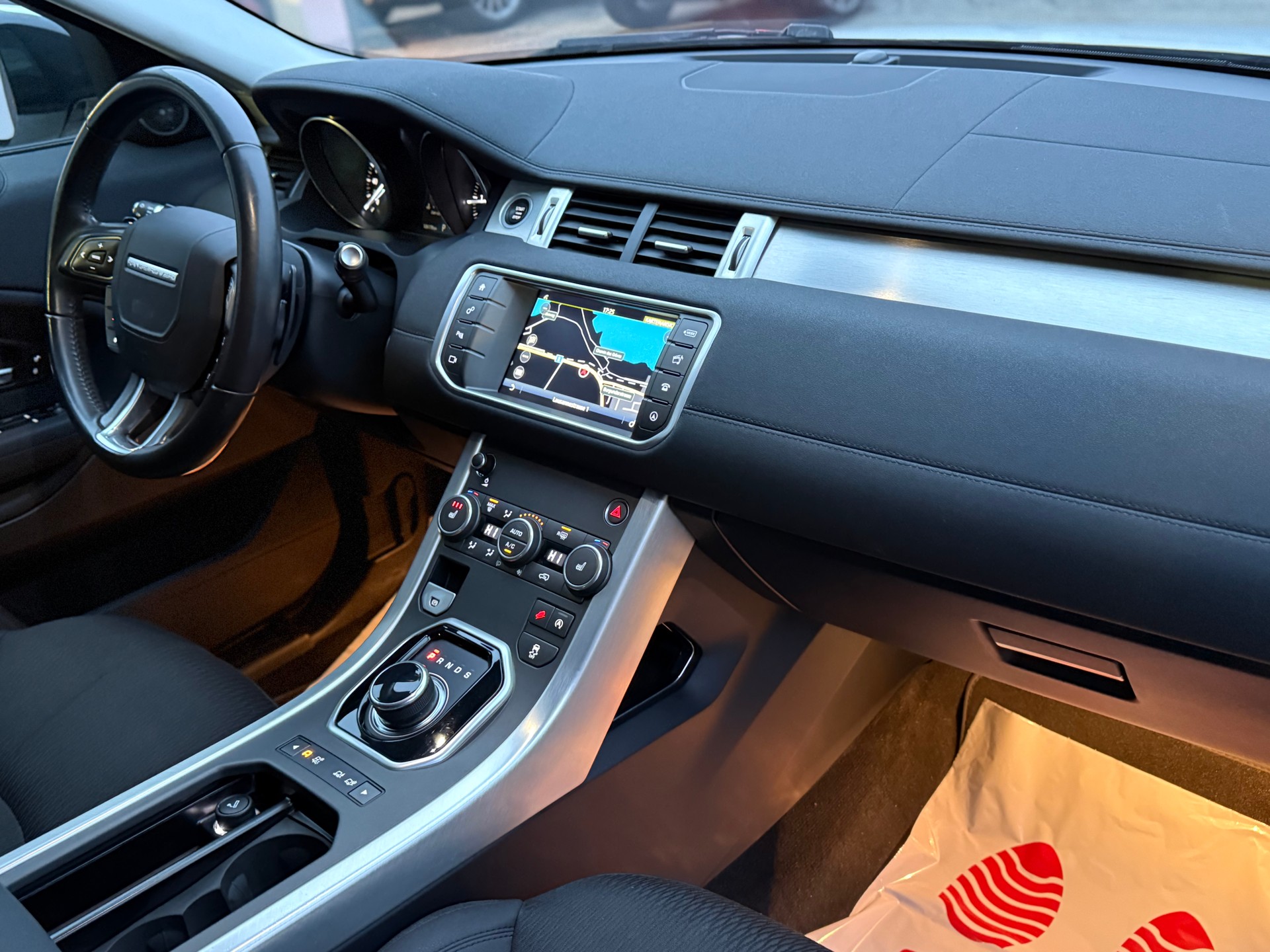LAND ROVER Range Rover Evoque 2.0 TD4 Pure AT9-image-14